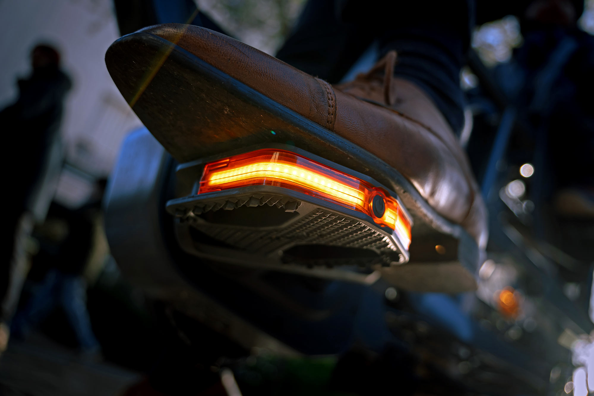 Look Geo City Vision bright light-up LED commuter flat pedals, underfoot