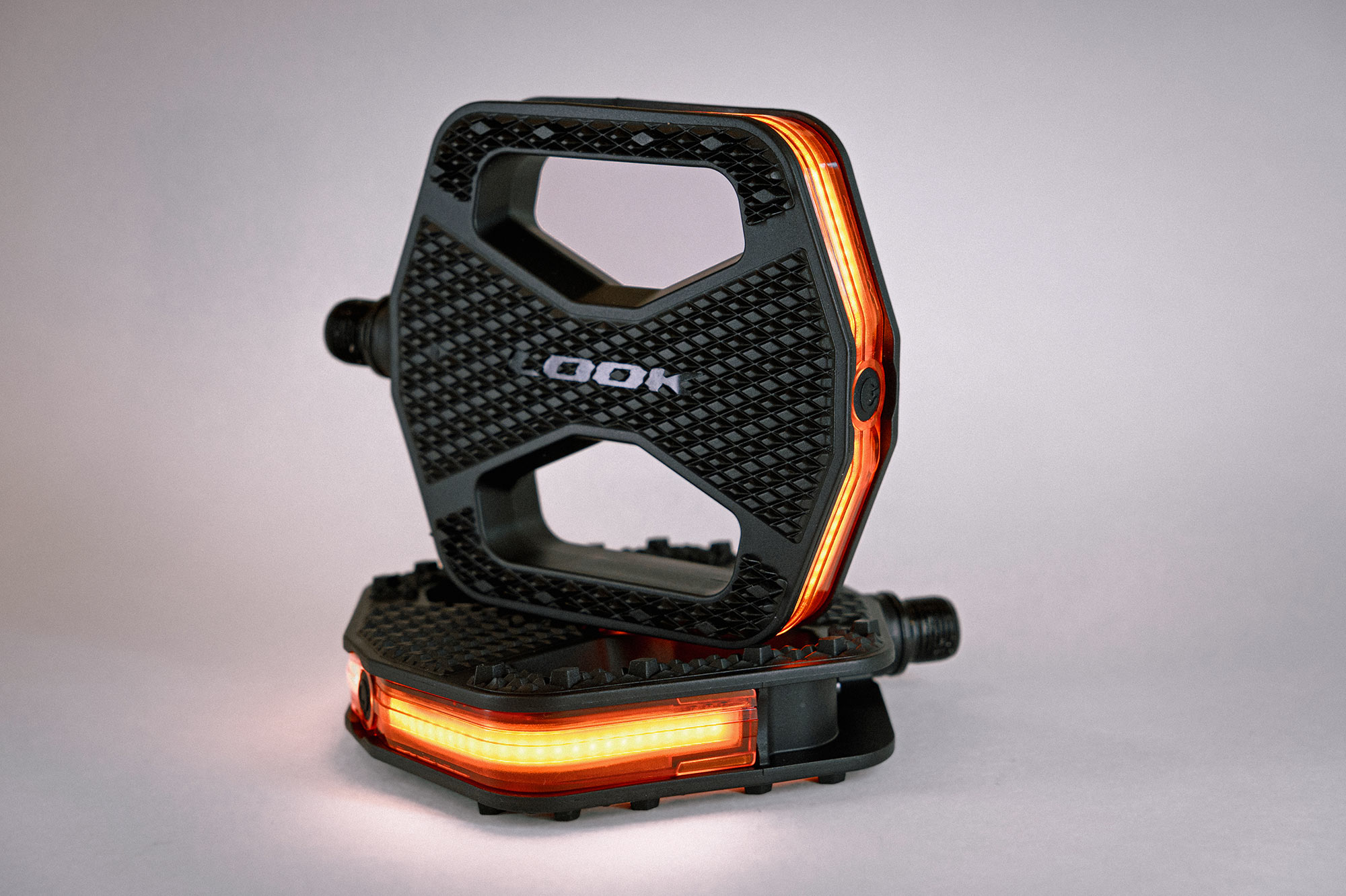 Look Geo City Vision bright light-up LED commuter flat pedals, pair
