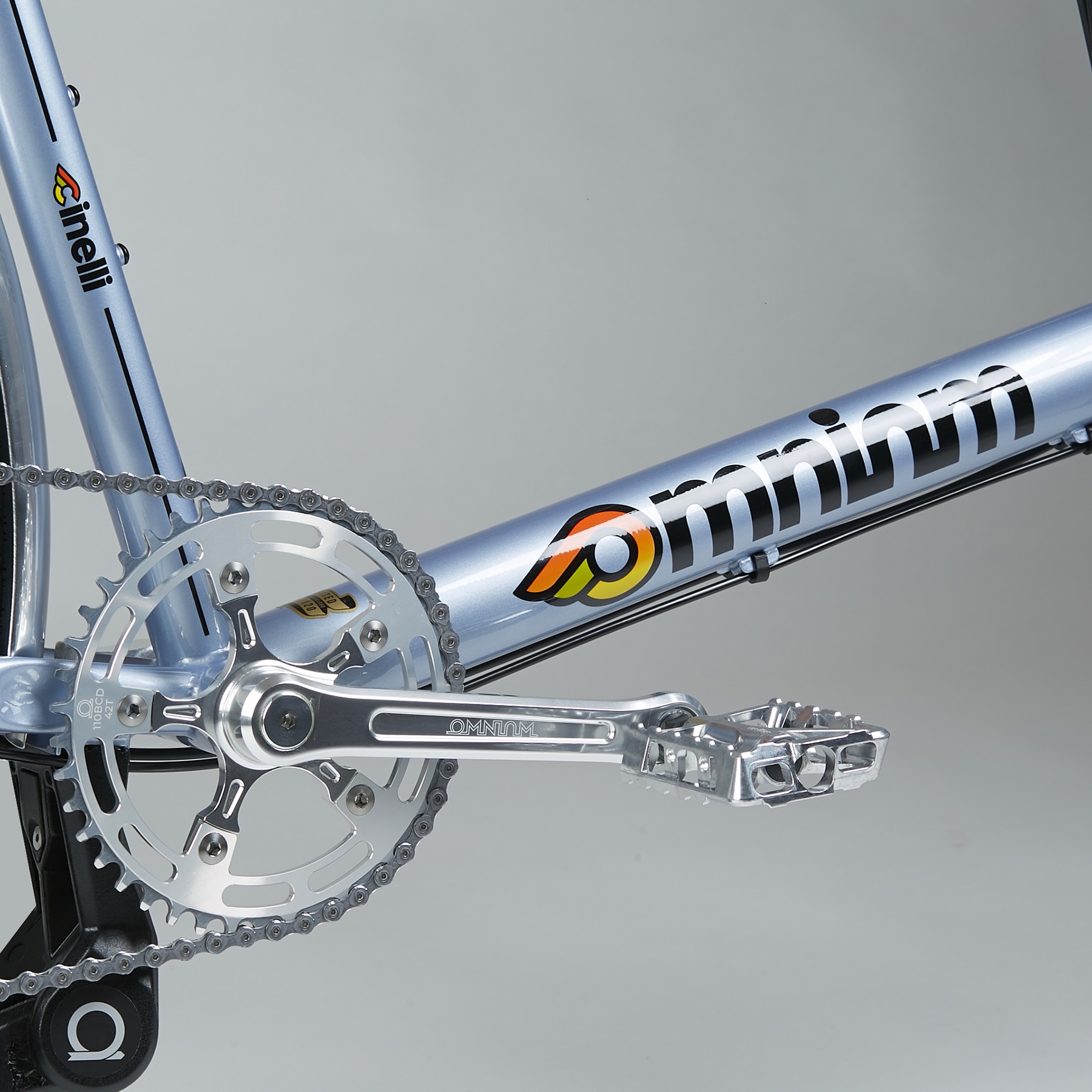 studio image of the cranks and logo on the OMNIUM x Cinelli Supercargo bike