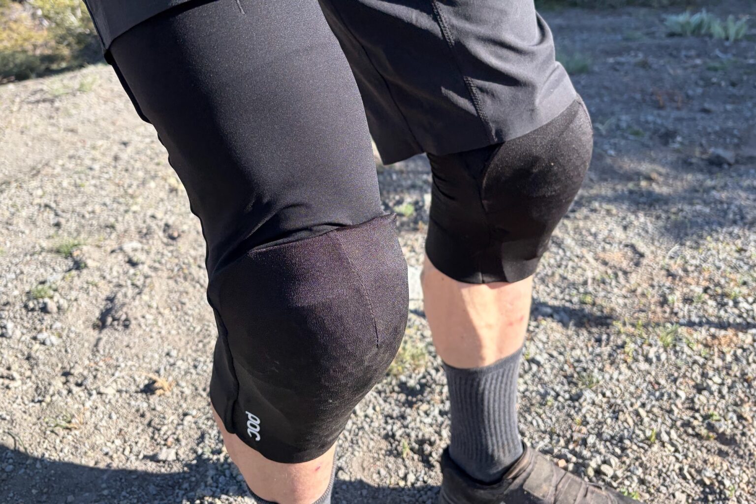 showing the long upper sleeve of the POV VPD Max knee pads on a test ride.