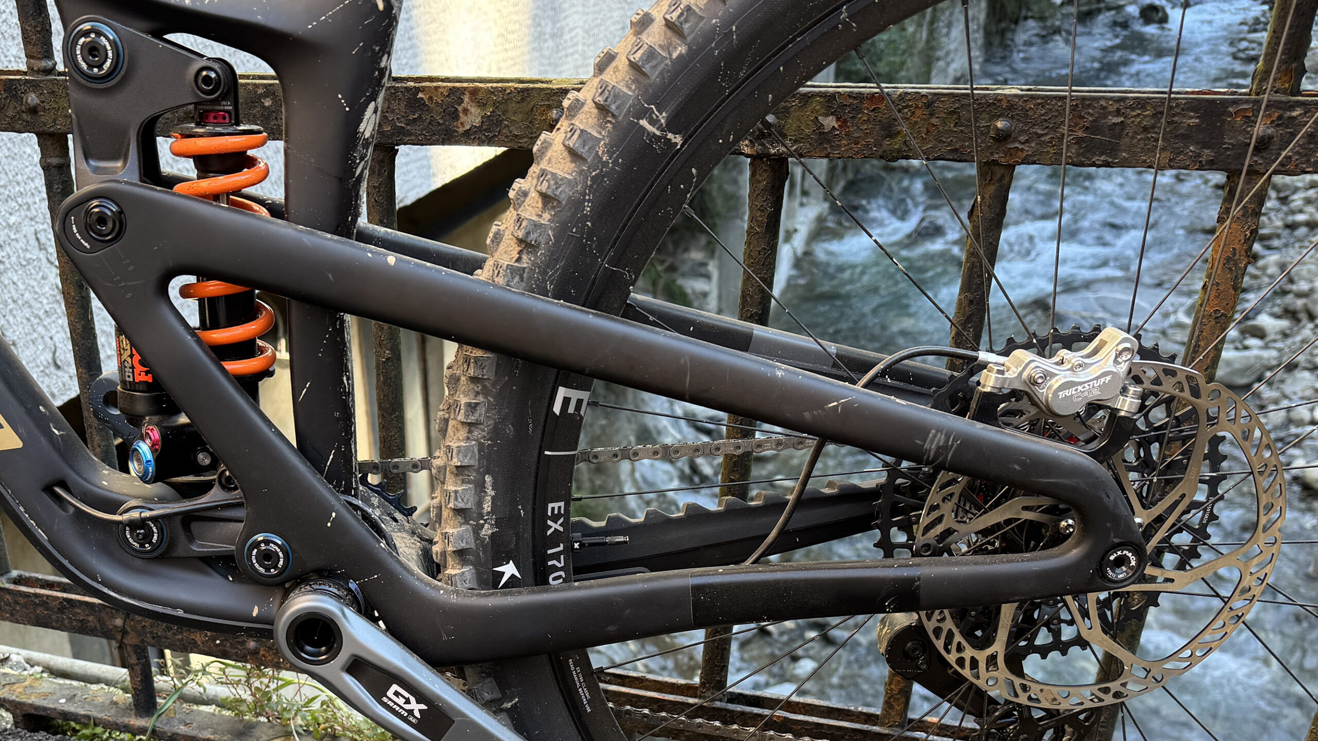 Trickstuff Direttissima almindelige mountainbike-bremser bliver testet på en Propain