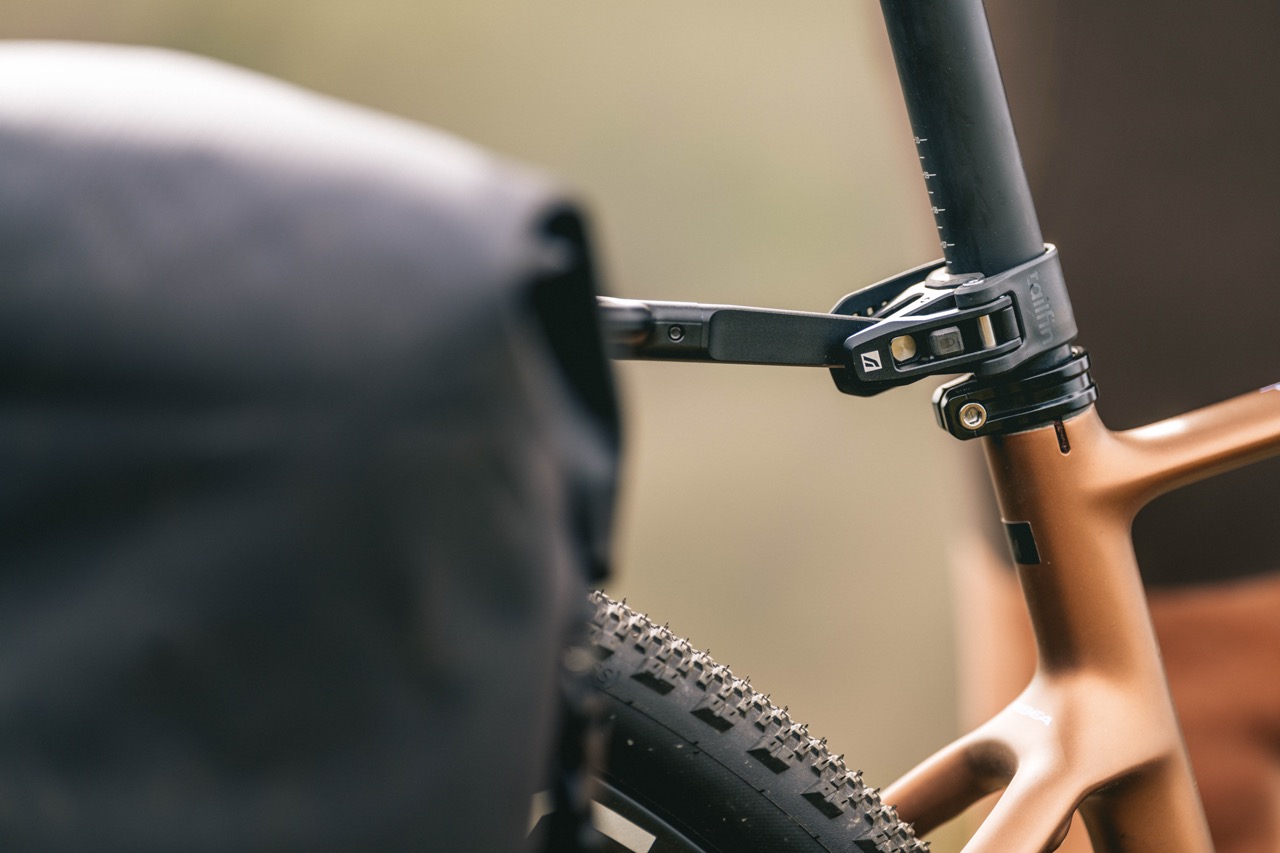 Tailfin Journey Rack seatpost quick release
