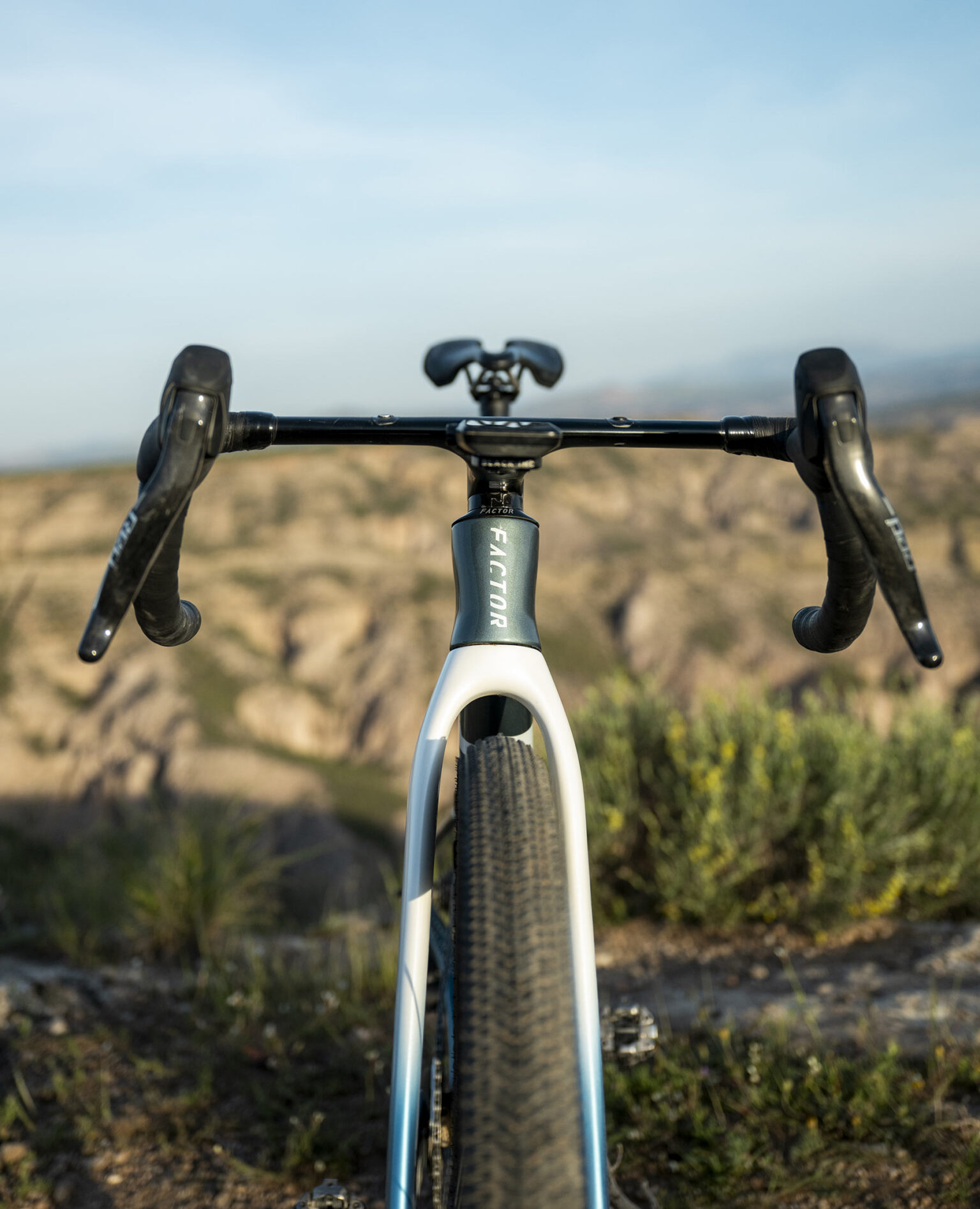 front view of factor sarana gravel bike.