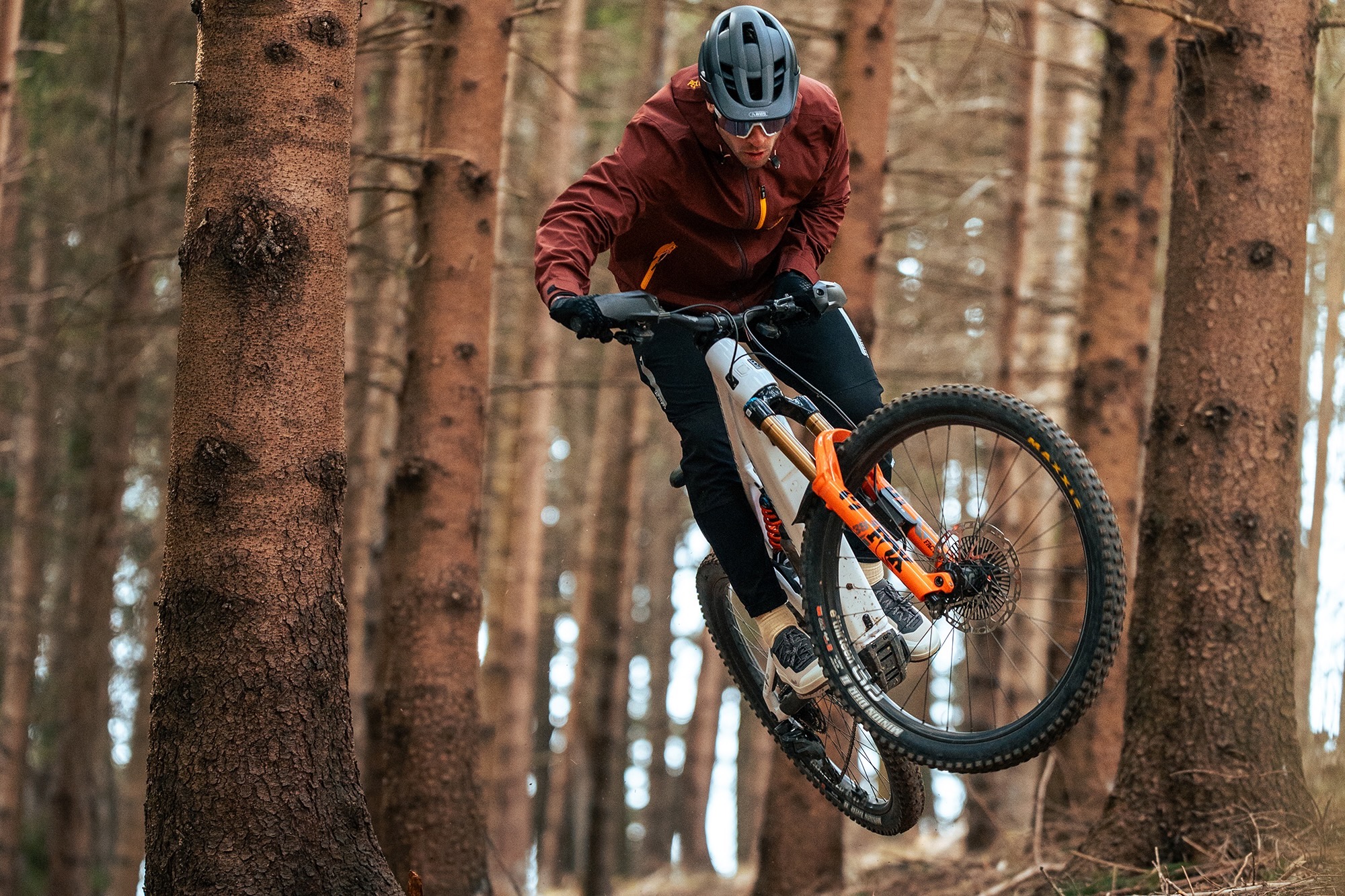 en person, der hopper på en mountainbike, mens han har versor 2-skoene på