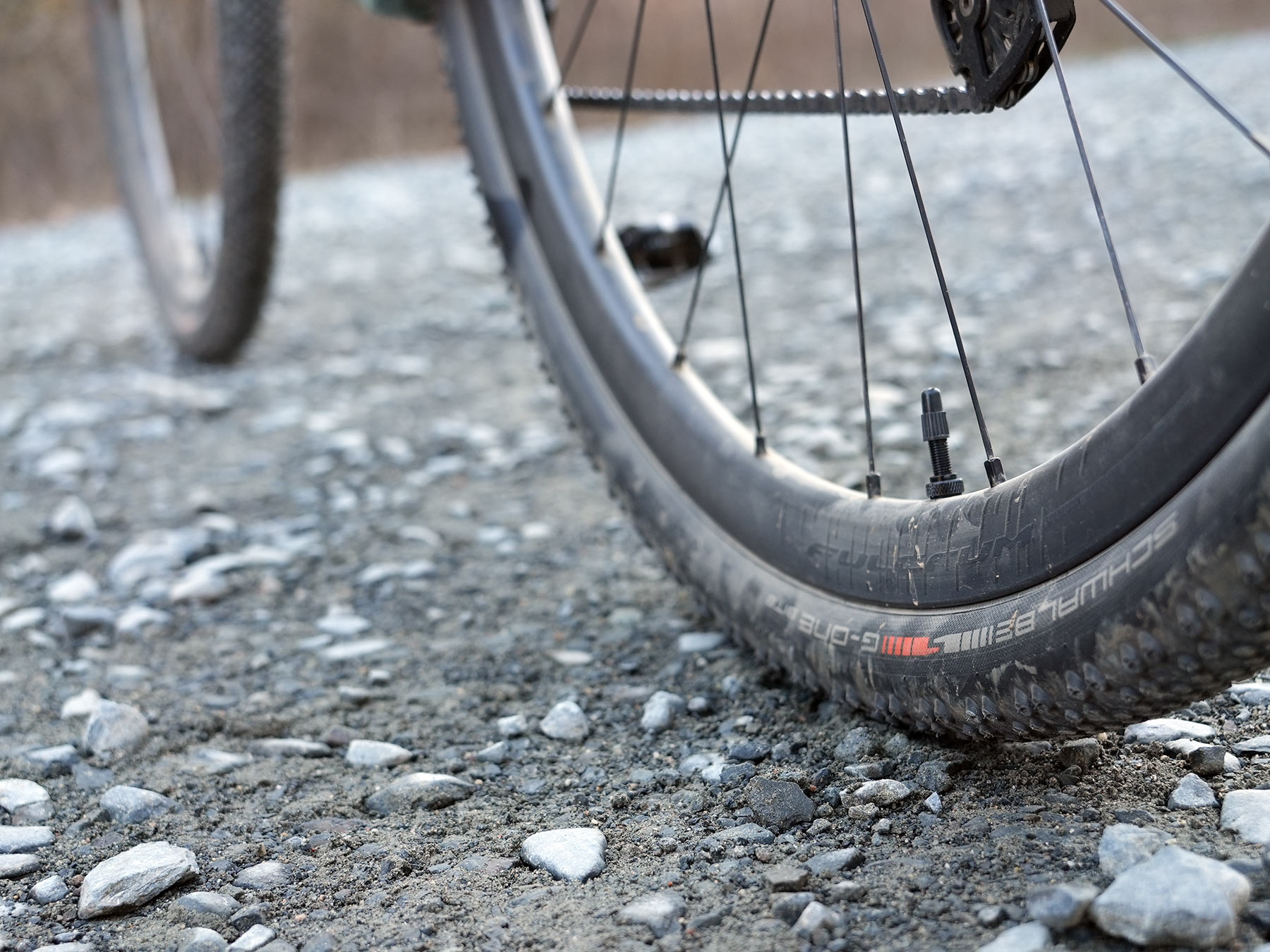 lav vinkel visning af omdrejningspunkt hurtige røde kulstofgrushjul på en cykel.