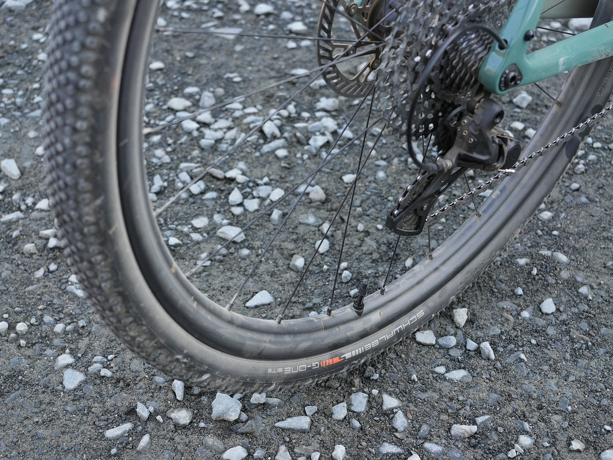 Nærbillede detaljer af omdrejningspunkt hurtige røde kulstofgrushjul på en cykel.
