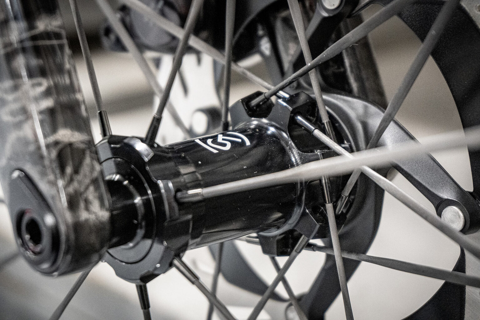 closeup hub detail on parcours strade GT road bike wheels.