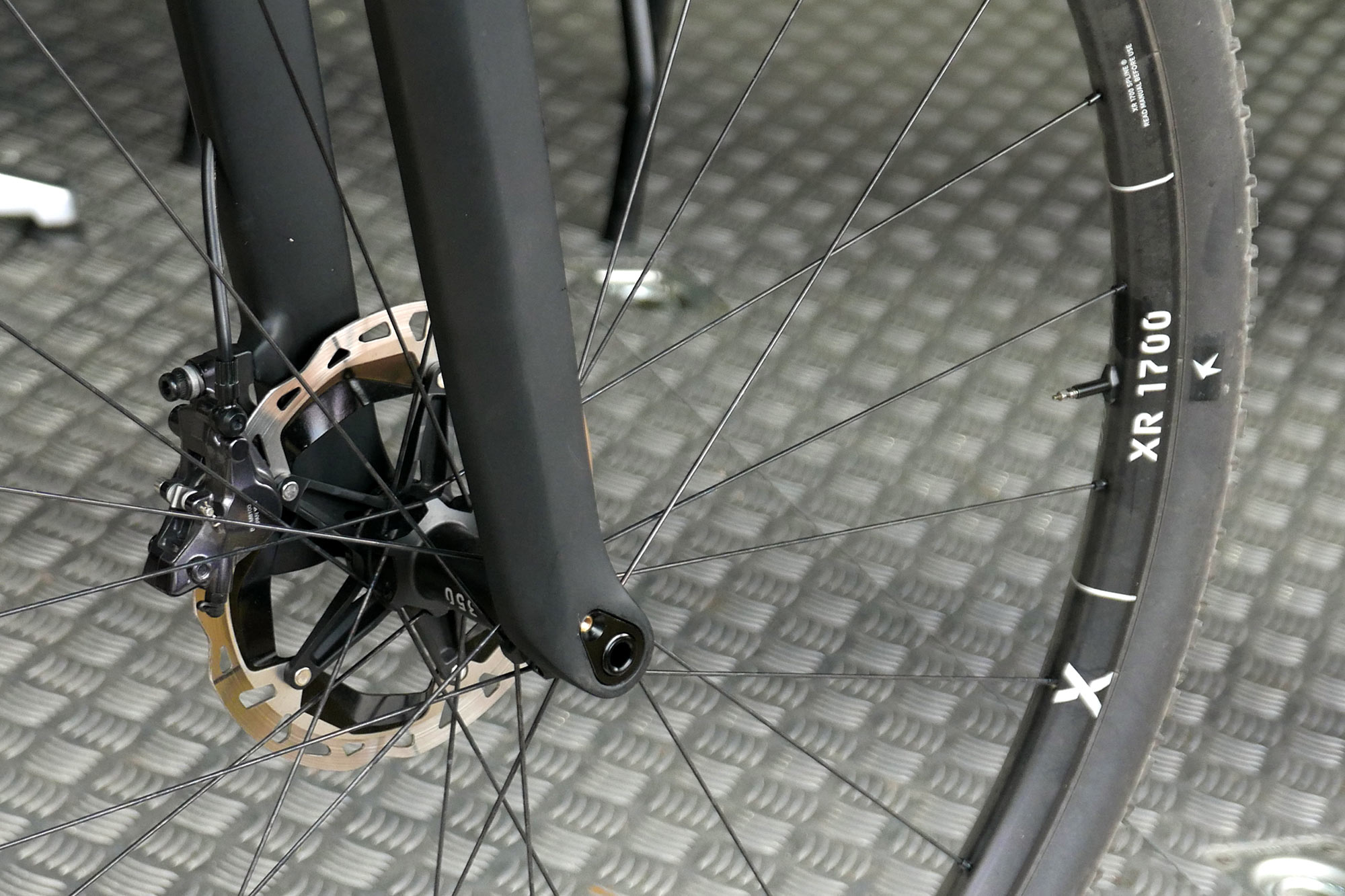 production labeled DT Swiss XR 1700 Spine 32" aluminum cross-country MTB wheels with straight-pull 350 hubs