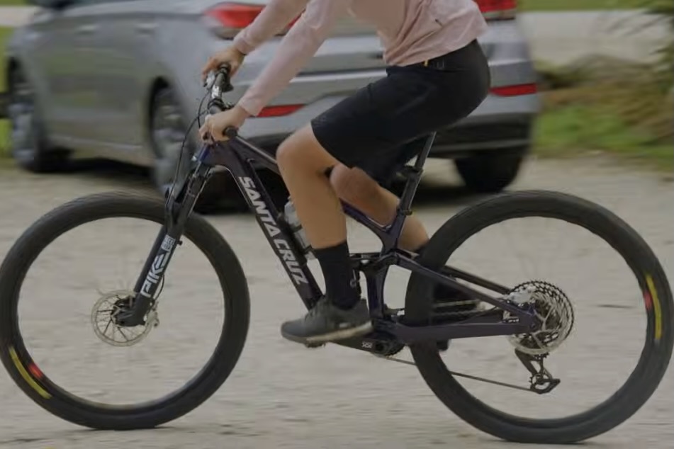 skærmbillede af en kvinde, der kører rundt på den nye Tallboy 6