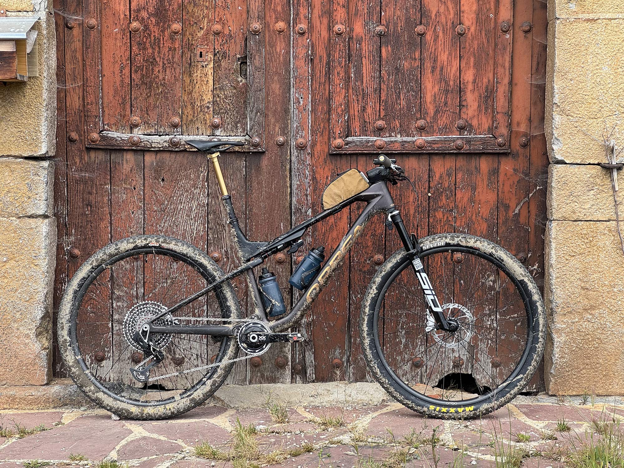 2027 orbea oiz xc mountainbike ved en trædør.