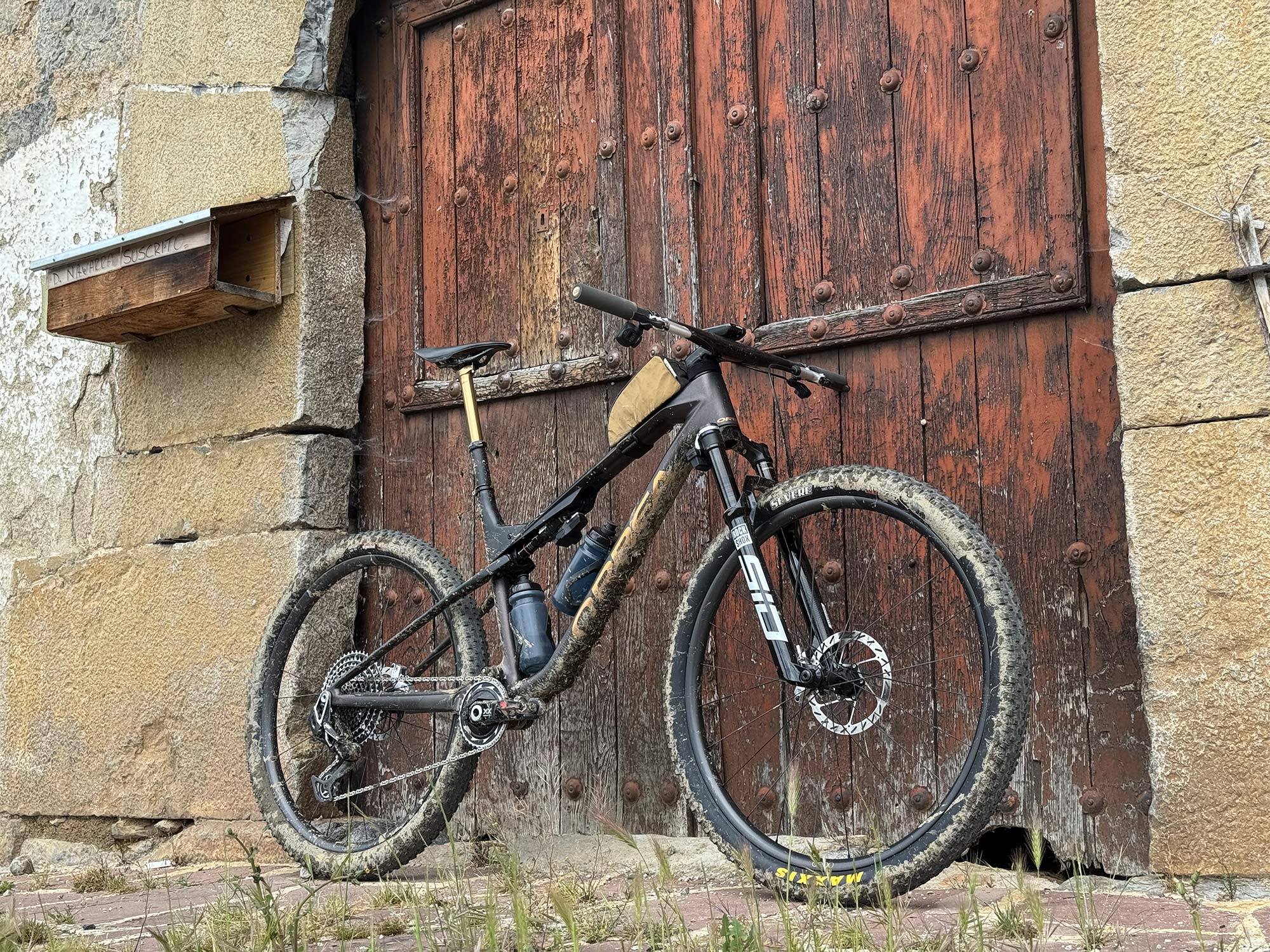 2027 orbea oiz xc mountainbike ved en trædør.