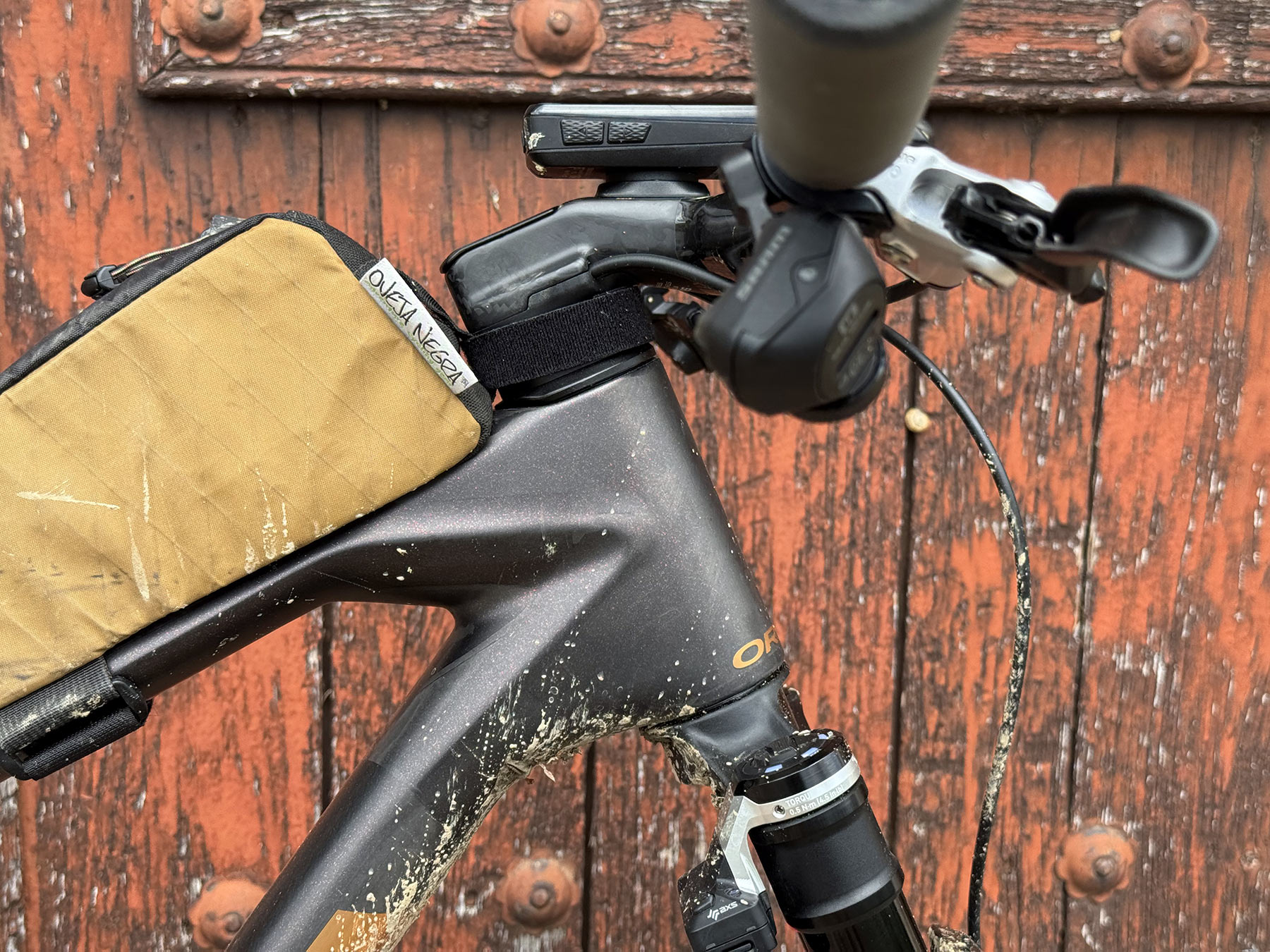 nærbillede detaljer af stilk afstandsstykker og top tube taske på 2027 orbea oiz.
