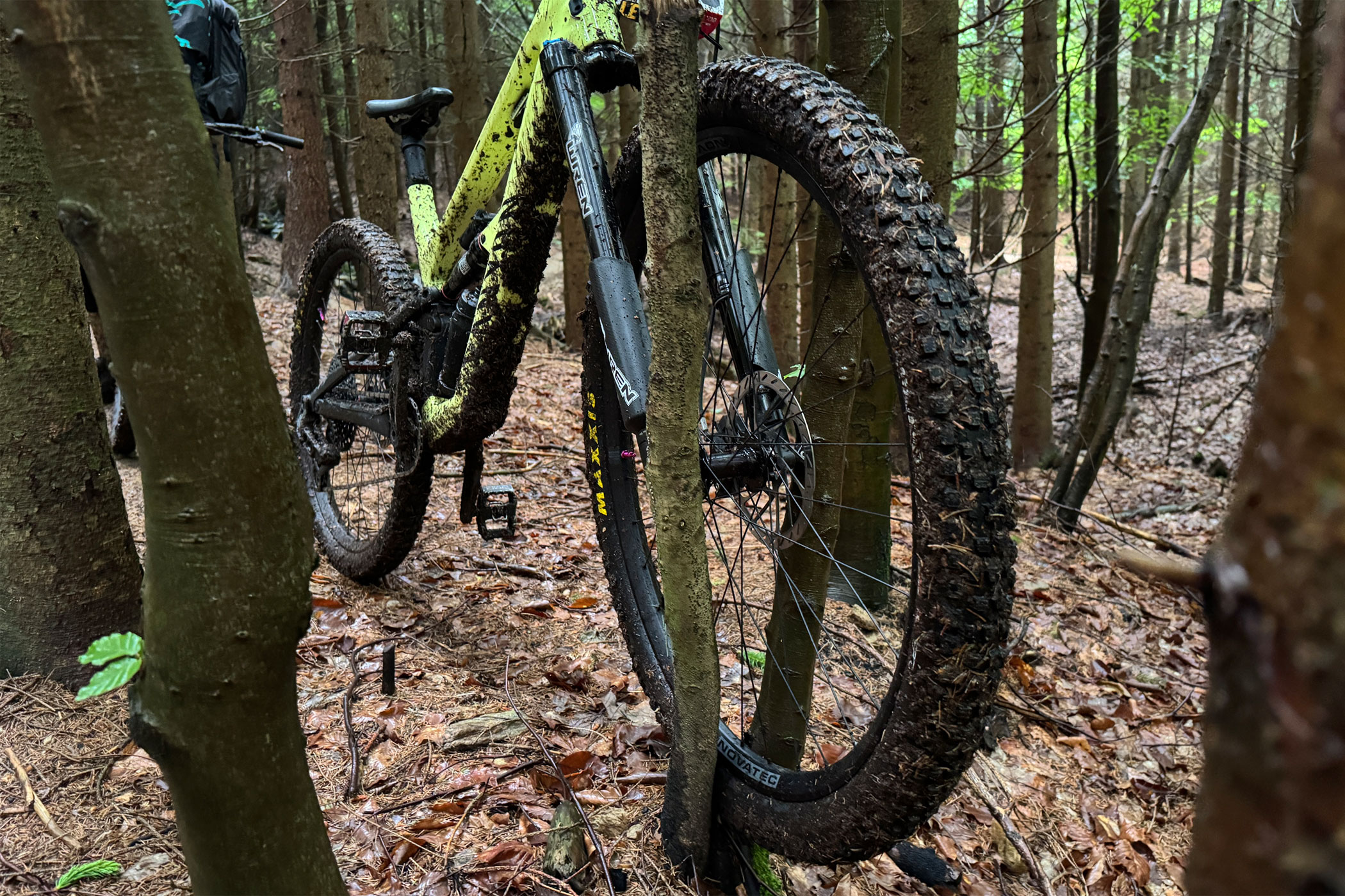 racer ny 32" Maxxis Dissector dæk med matchende 29" bag på en mudret, våd Blinduro Leto