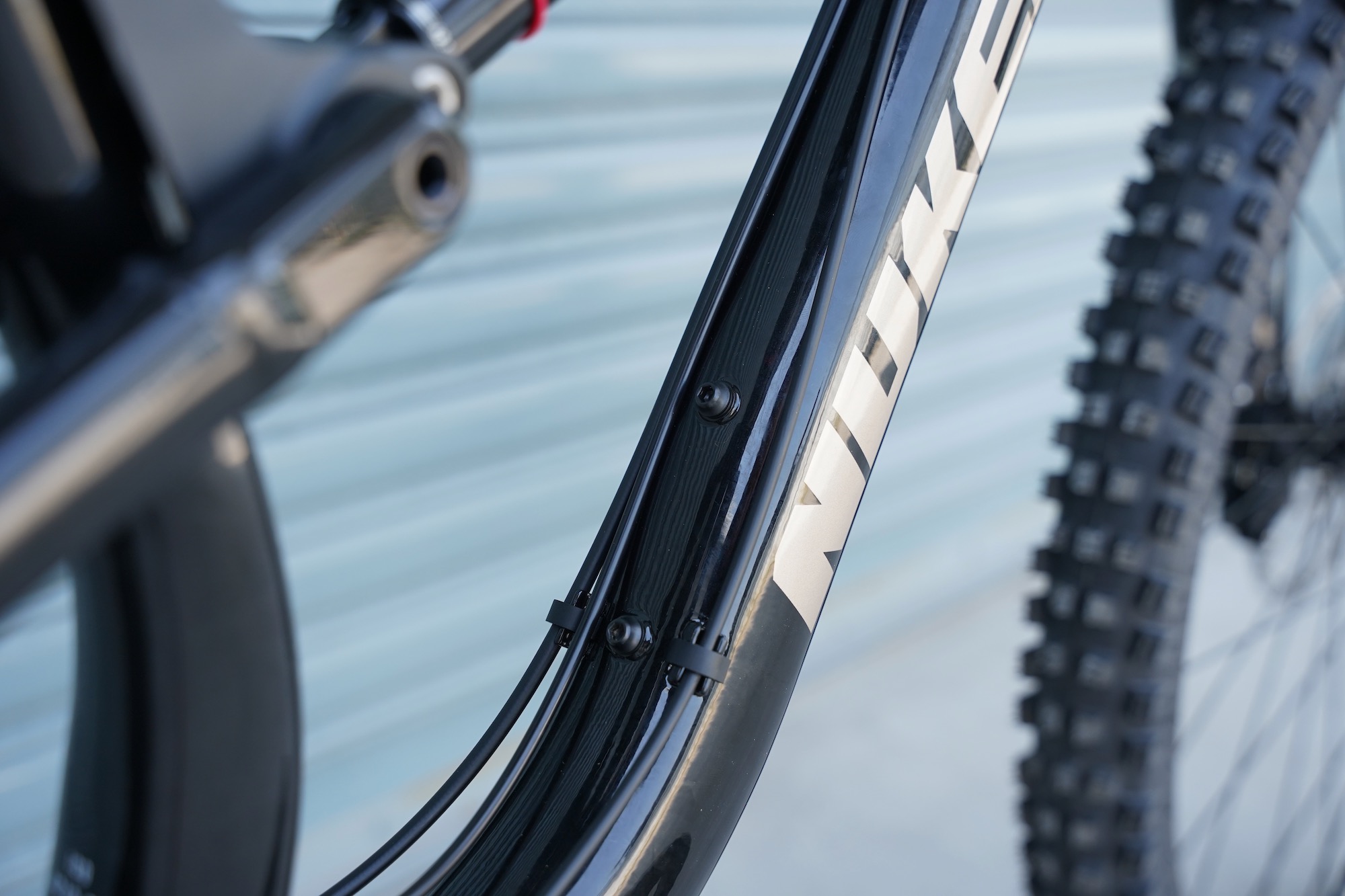 Acheminement des câbles externes dans le cadre Nukeproof Tracker FS