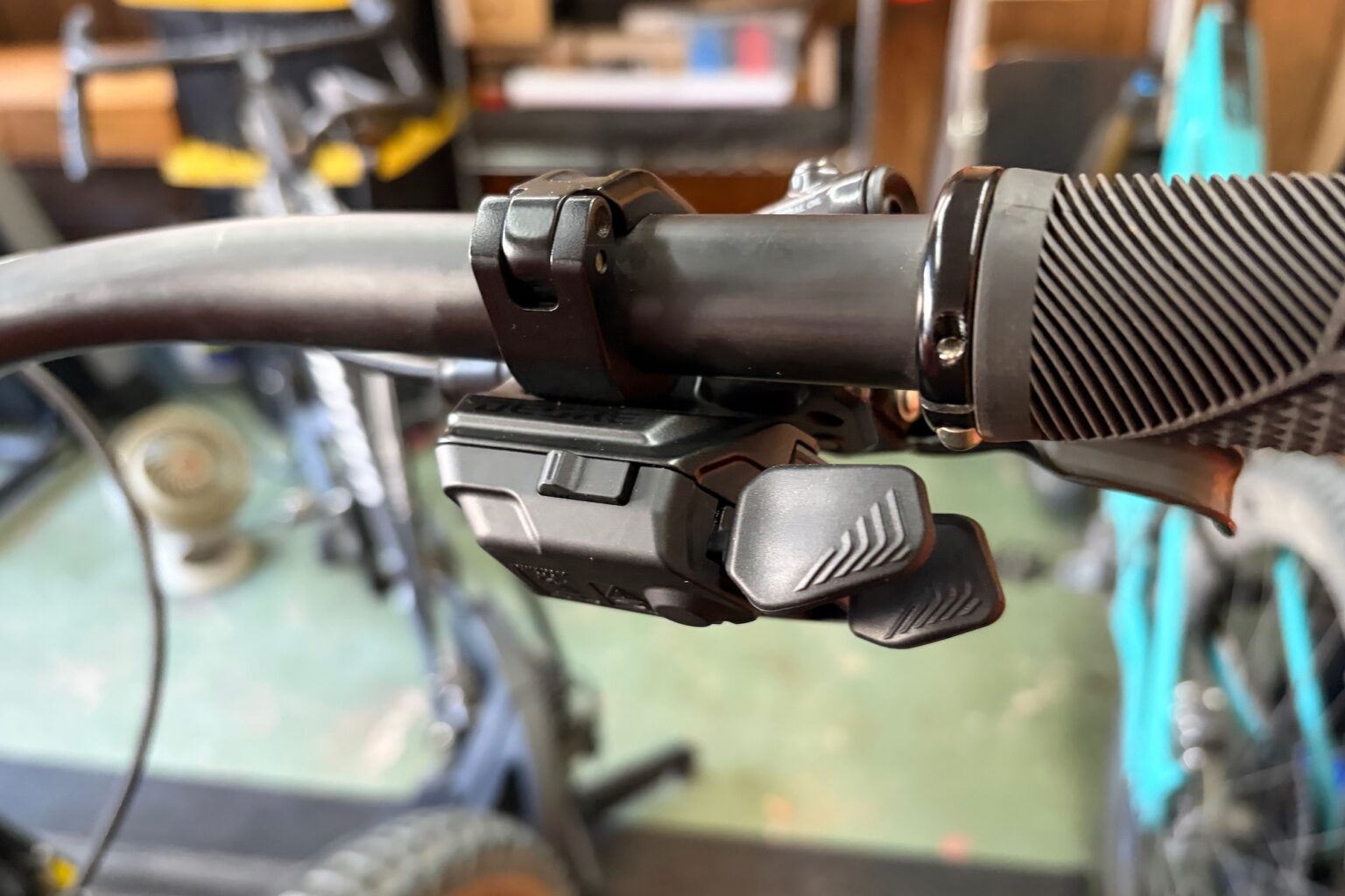 Deore Di2 shifter installeret på mit styr.