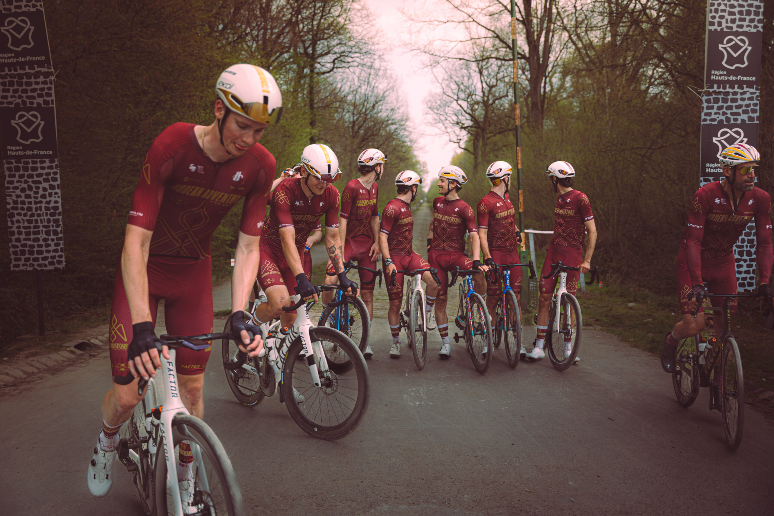 Etkinliğin ana sponsoru yeni çocuklar için Modern Adventure Pro Cycling'dir.