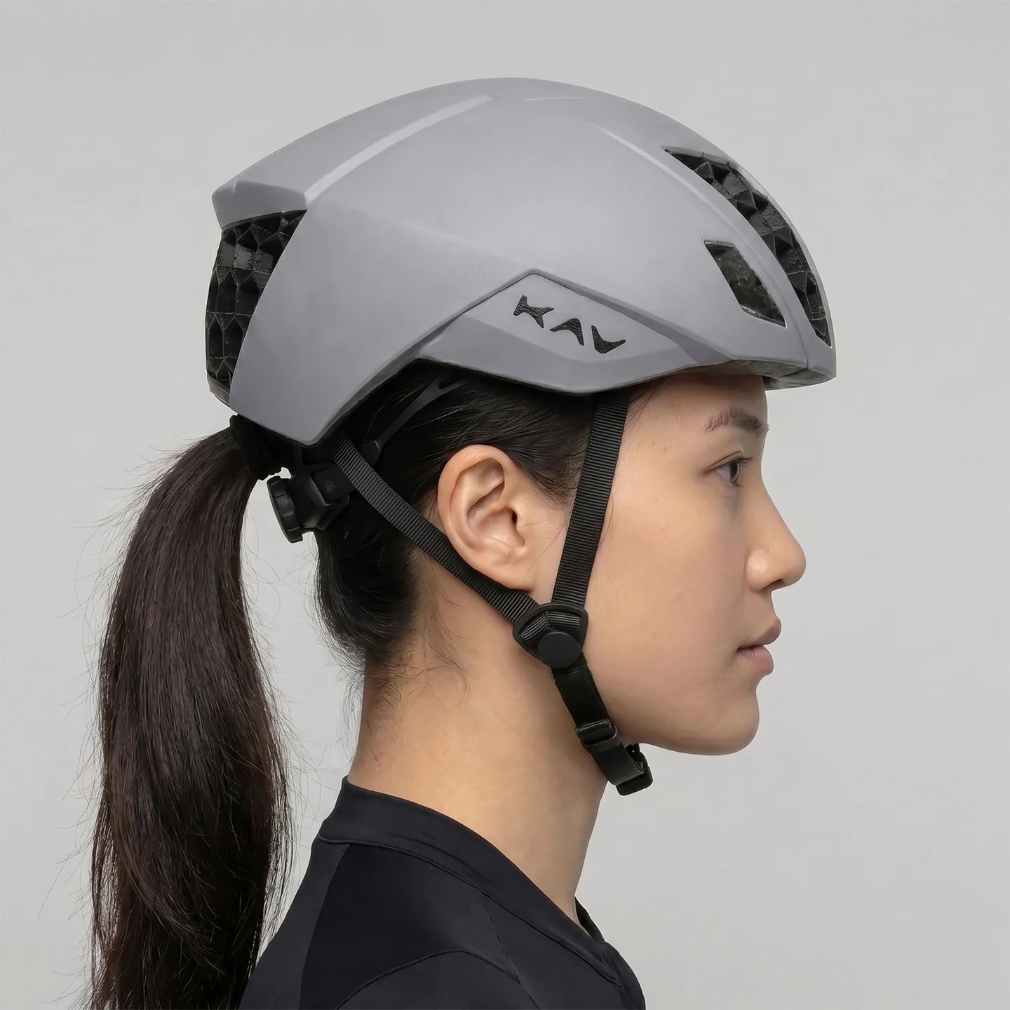 studio image of a woman wearing the KAV Silvo in grey
