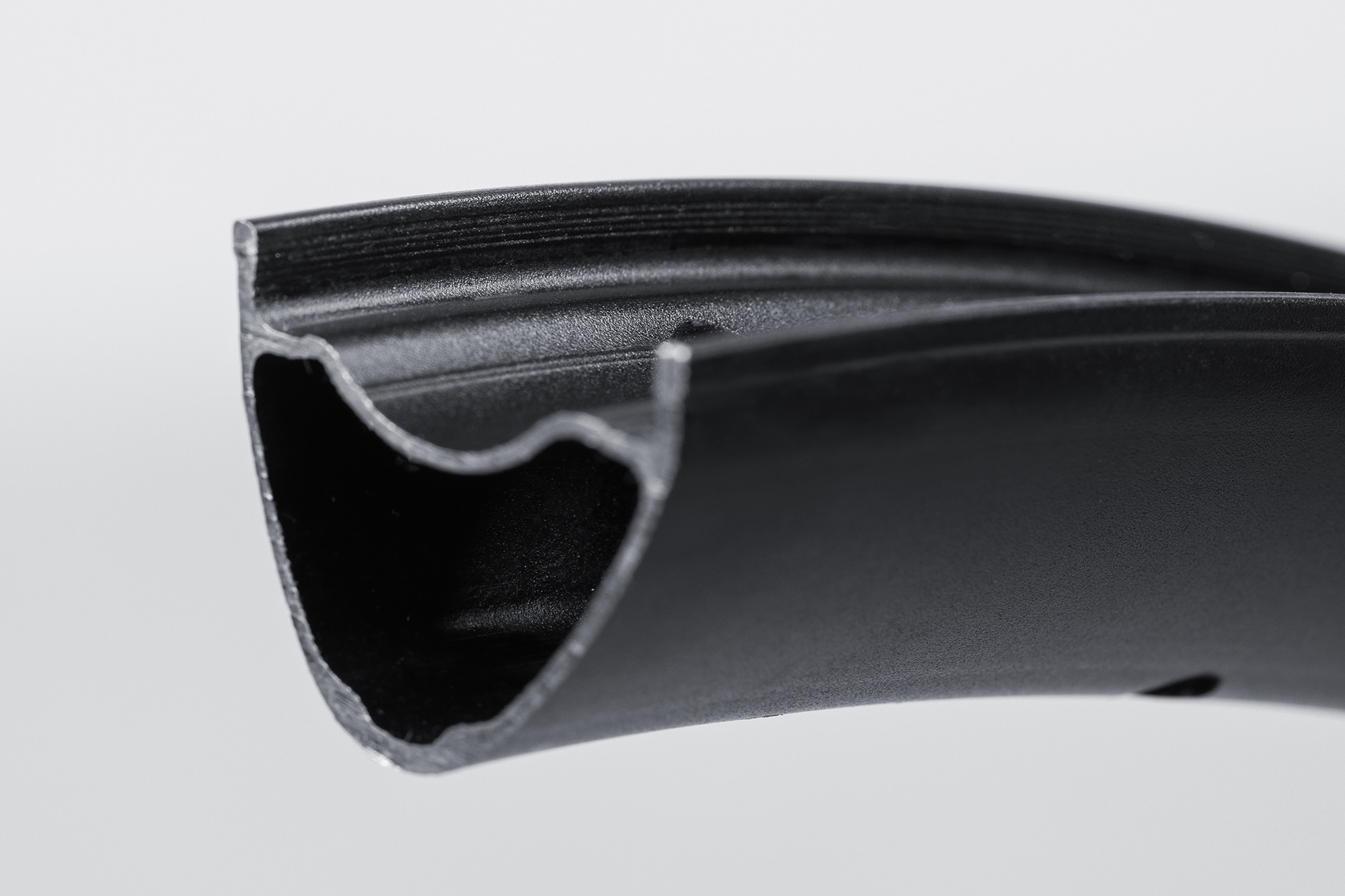 studiebillede af udskæring af OneUp aluminiumsfælgen, der viser perlefastholdelseskrogene