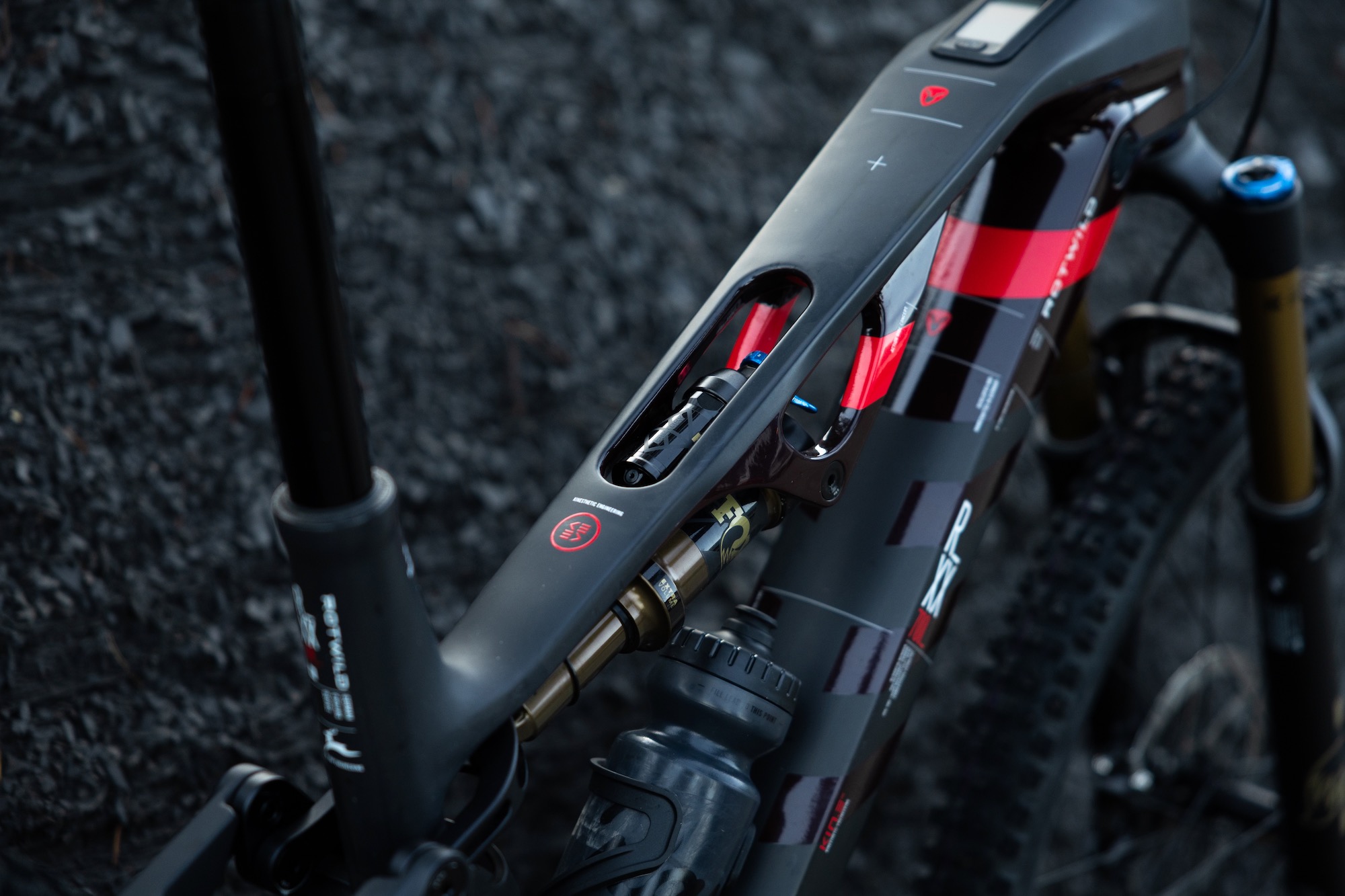 detail shot of the unique cutout in the top tube of the Rotwild R.XX eMTB