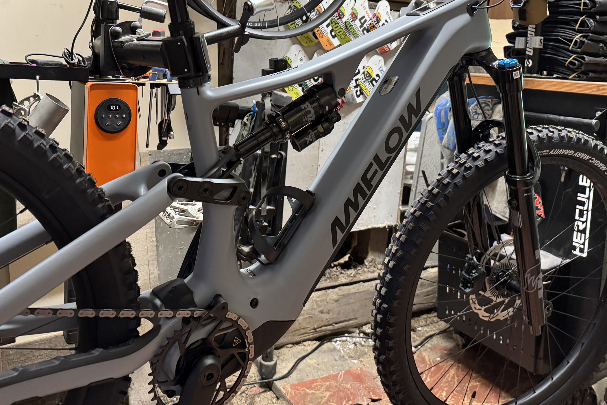 Remco Bike Lift electric telescoping bicycle repair stand with a light but full-power eMTB