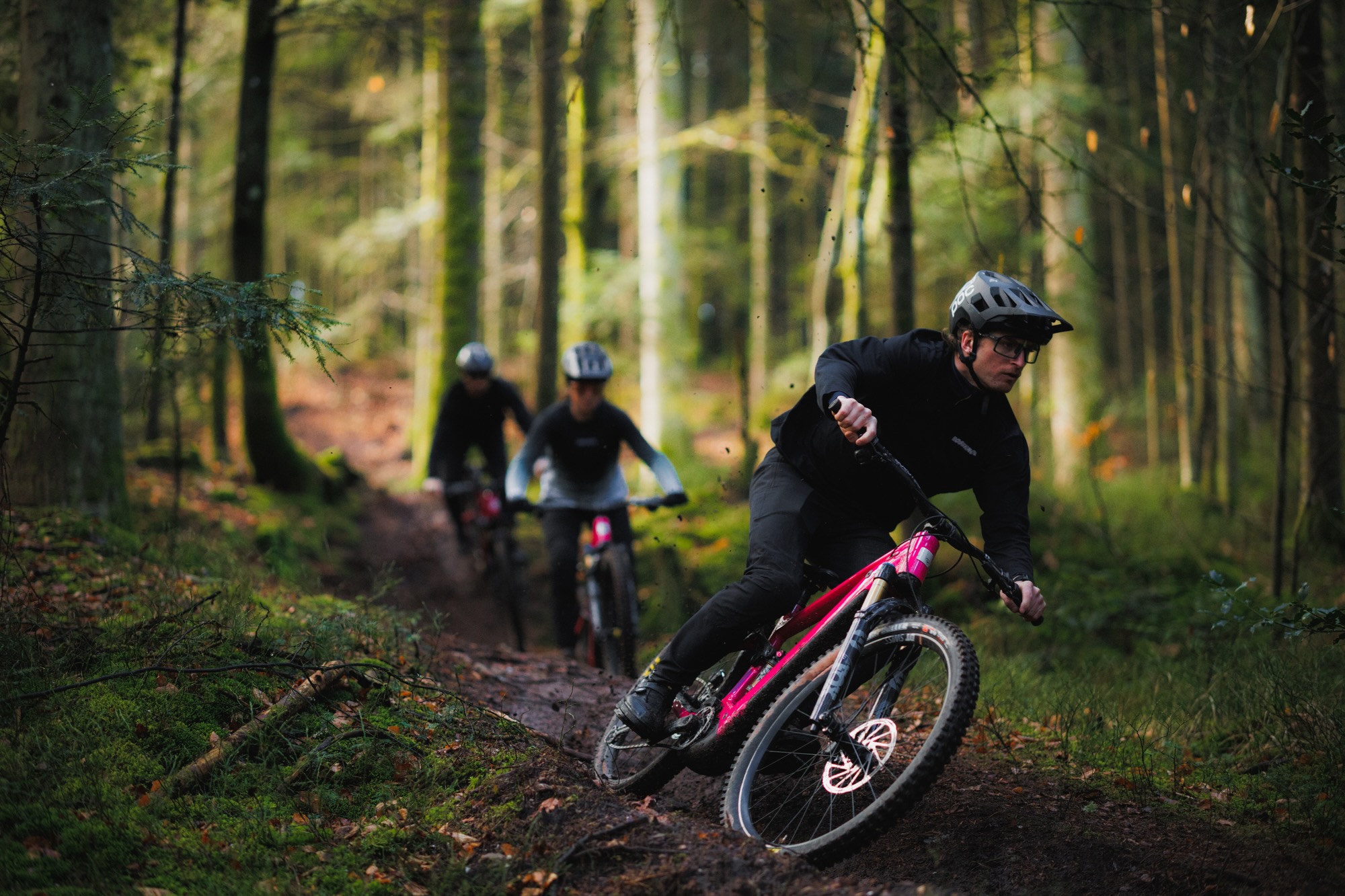 tre ryttere på After Hours eMTB'erne, der kører ned ad en sti
