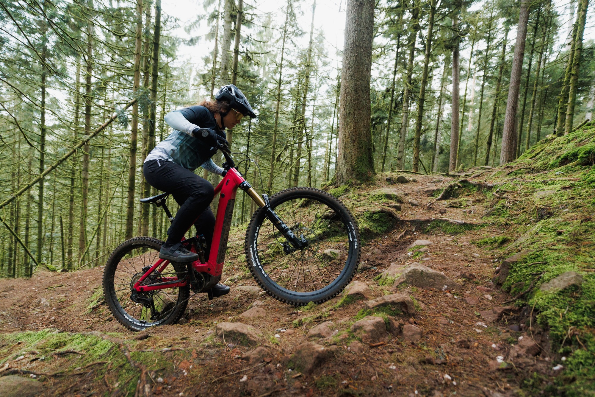 en rytter, der tackler et stejlt hjørne op ad bakke på After Hours eMTB