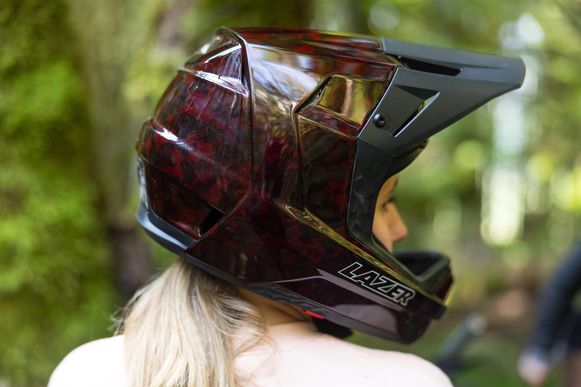 naine, kes kannab Lazer A-line KinetiCore kiivrit.