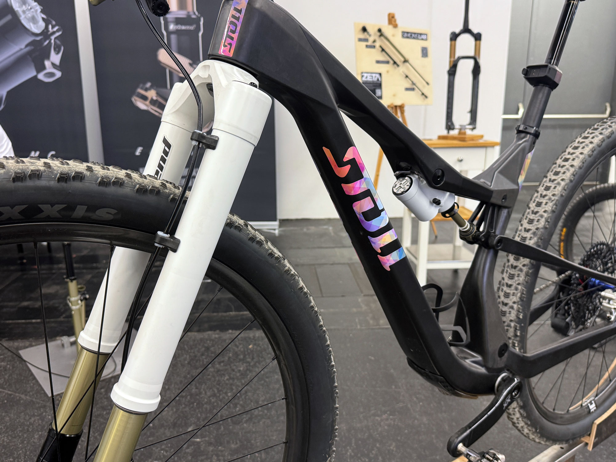 32" Stoll XC cykel med engangs mat hvid Cerakote Intend Samurai 32 XC forgaffel & Hover støddæmper