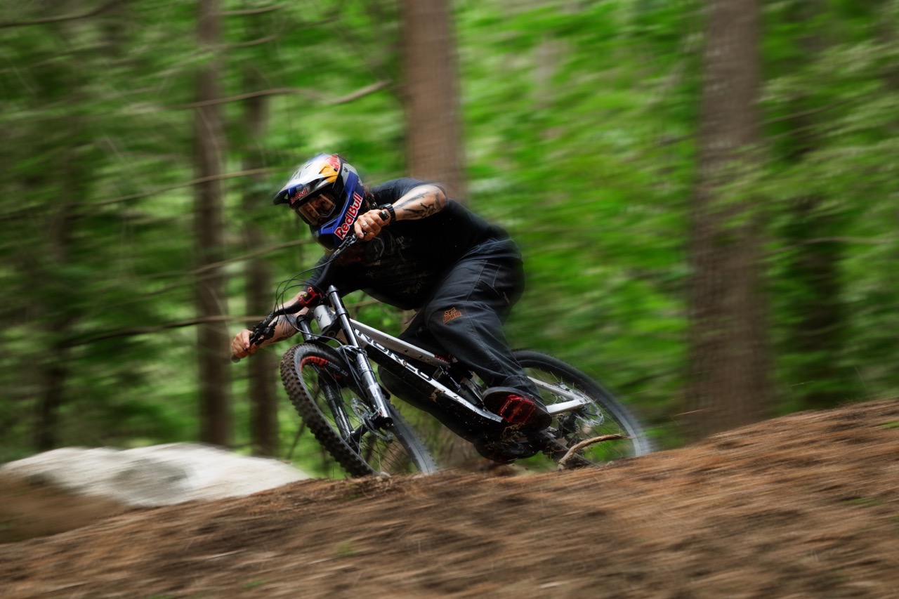 Brage Vestavik kører på Norco Torrent DH ned ad en sti