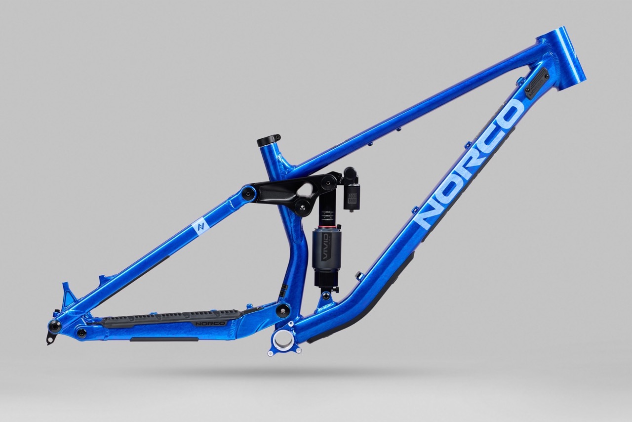 studiebillede af Norco Torrent DH rammesættet i Floating Blue.