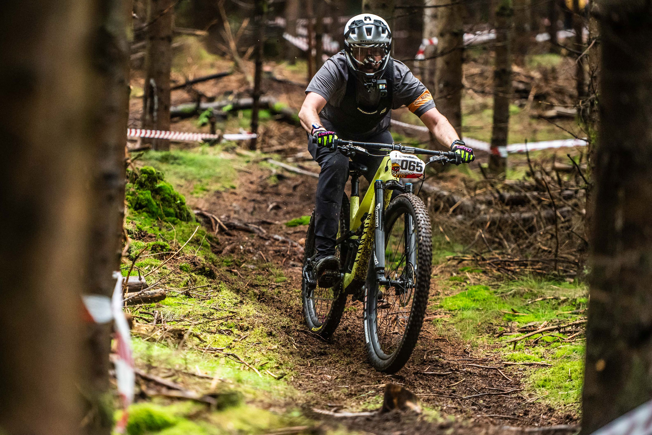 racer ny 32" Maxxis Dissector dæk med matchende 29" bag ved våde Blinduro Leto