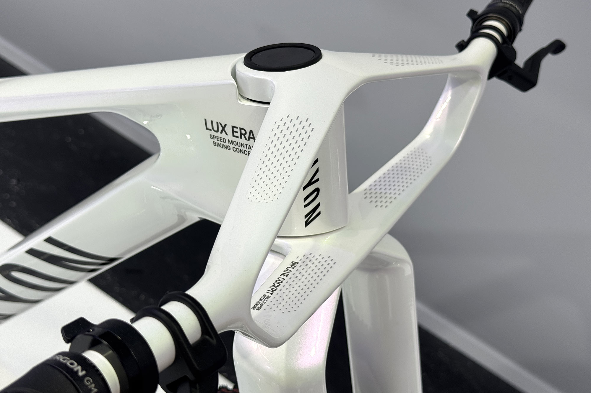 Canyon Lux Era aero 32" XC koncept cykel; langrends-mountainbike-prototype med biplan-vingestyr: tæt på
