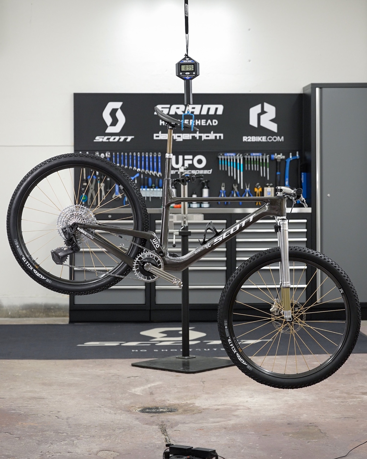 the scott spark RC custom build on a scale weighing 8.99kg