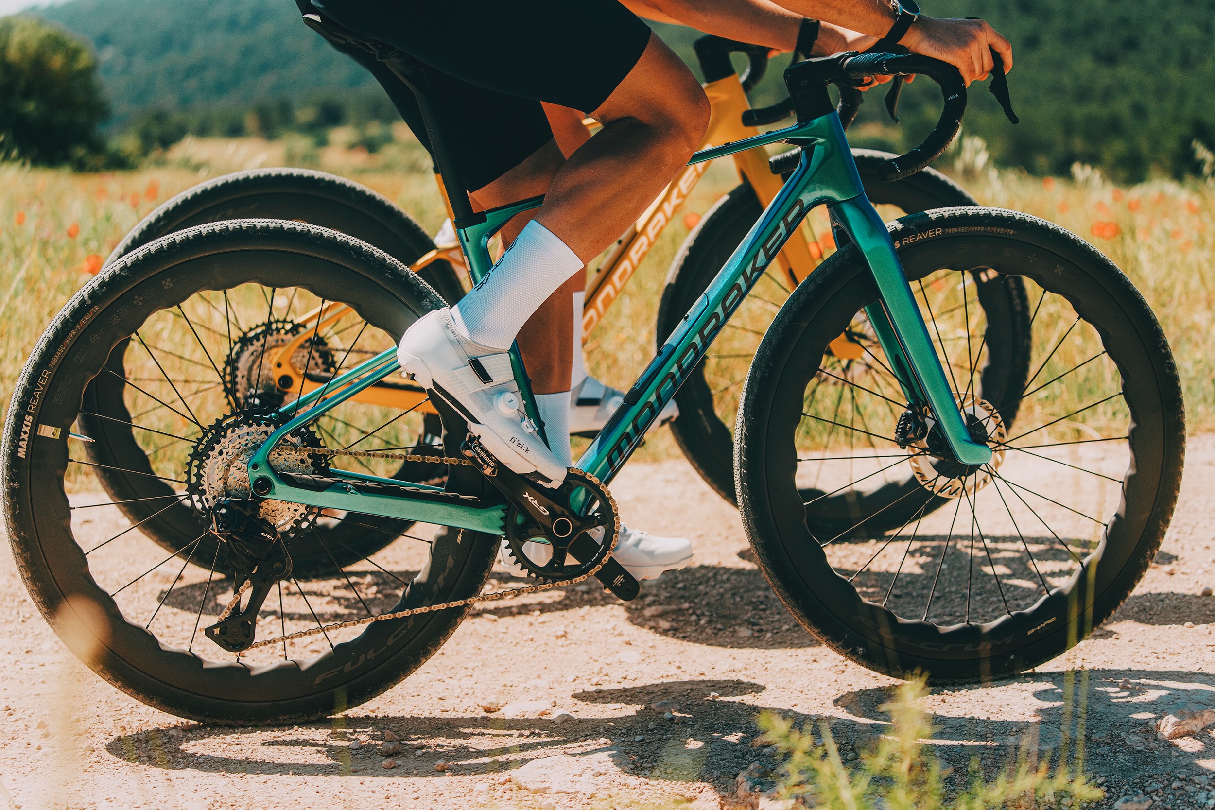 to bredere på den nye Mondraker Arid-cykel, der viser det opdaterede gaffeldesign.