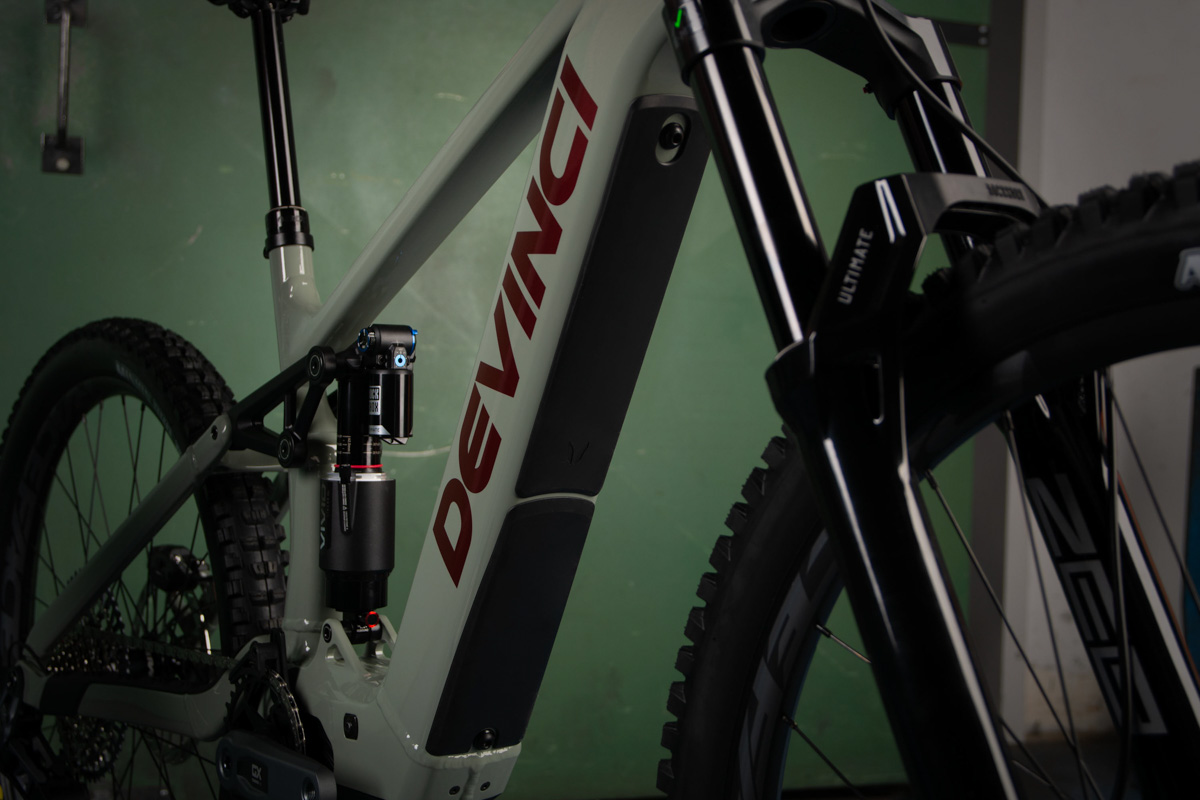 Devinci E-Spartan, downtube beskyttere