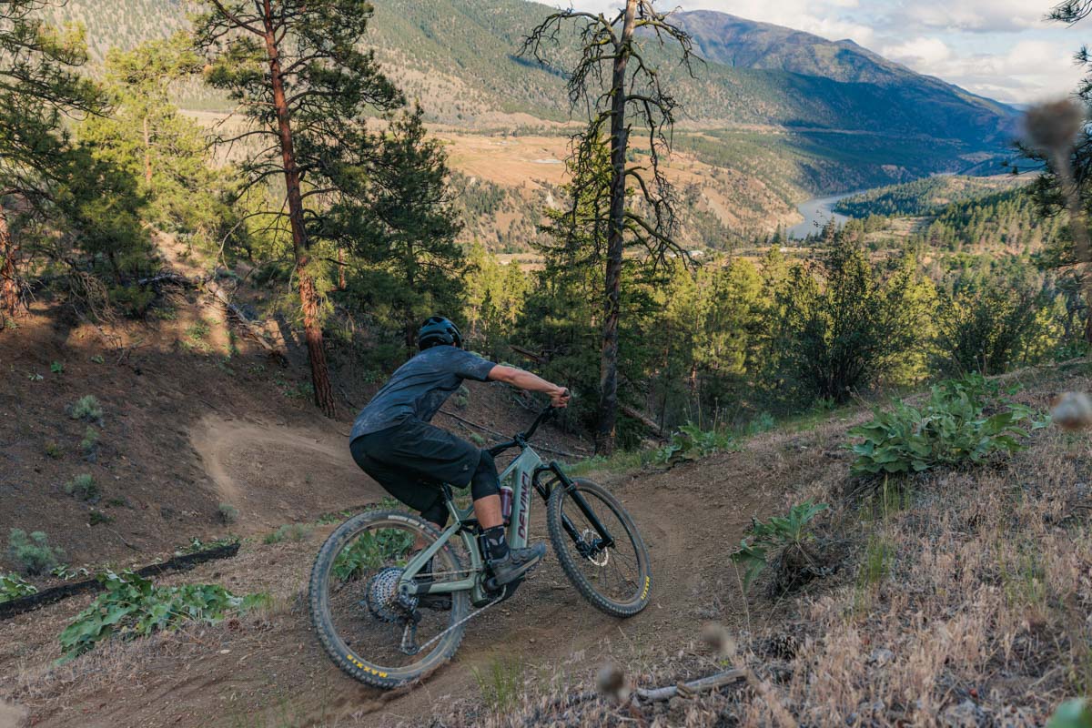 Devinci E-Spartan, rytter, sving