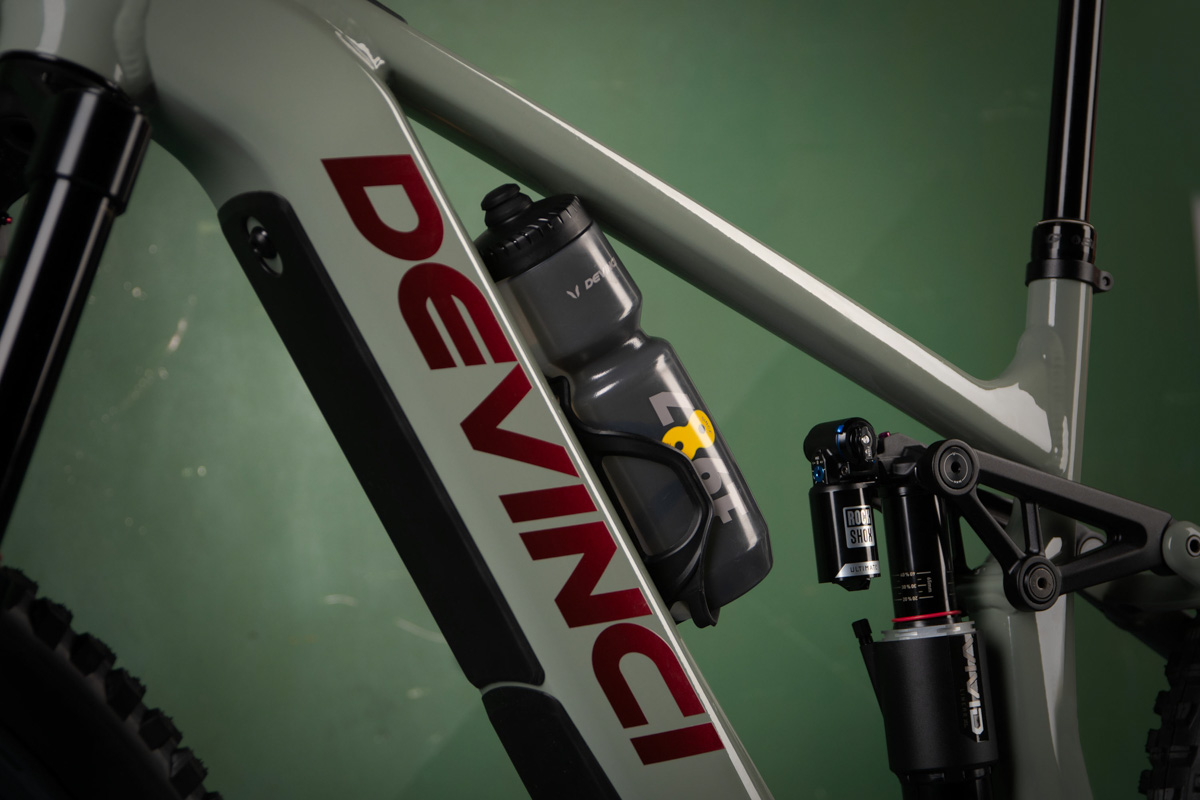 Devinci E-Spartan, vandflaske