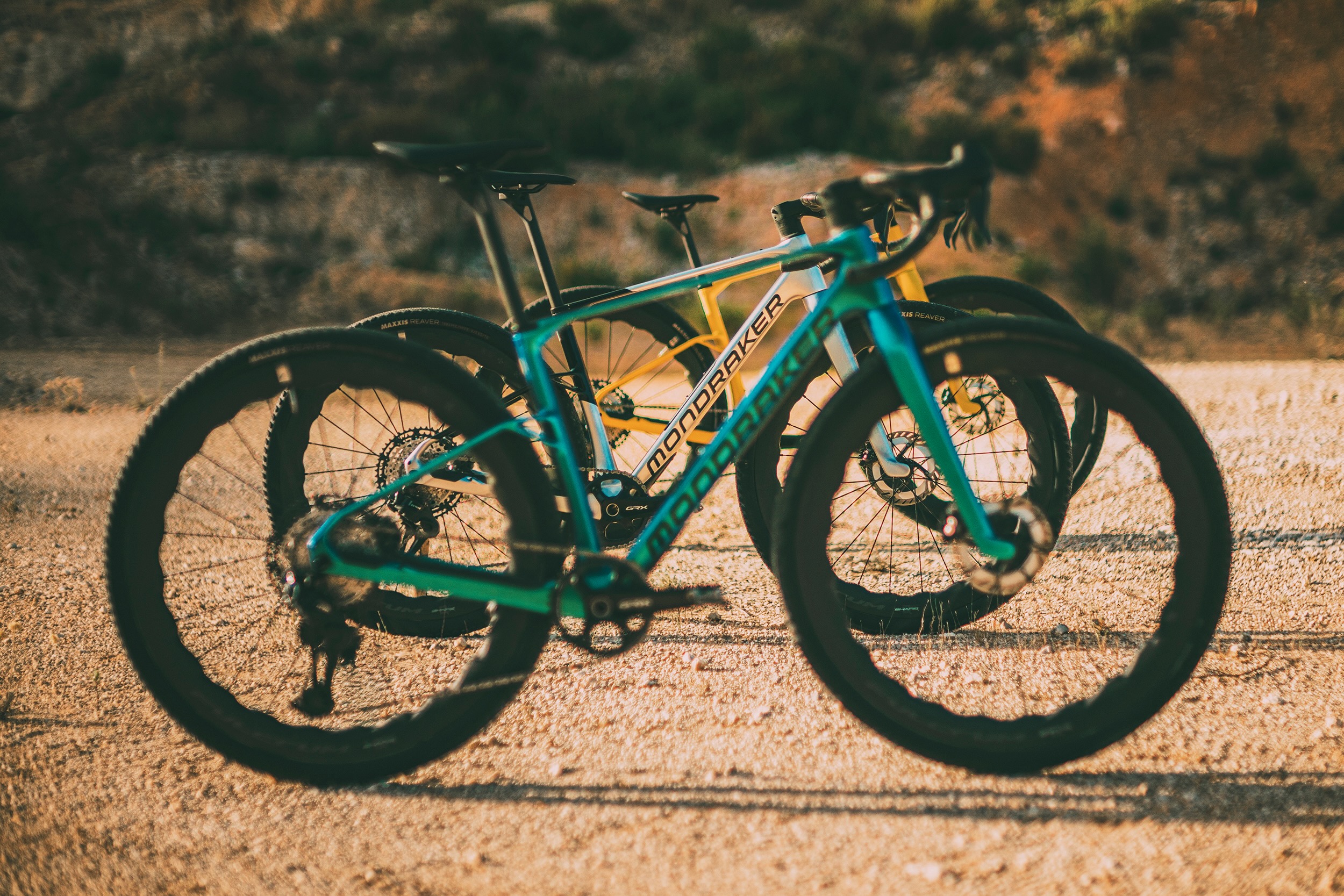 tre mondraker arid gravel cykler stillet op ved siden af hver for at vise nogle af de forskellige farver.