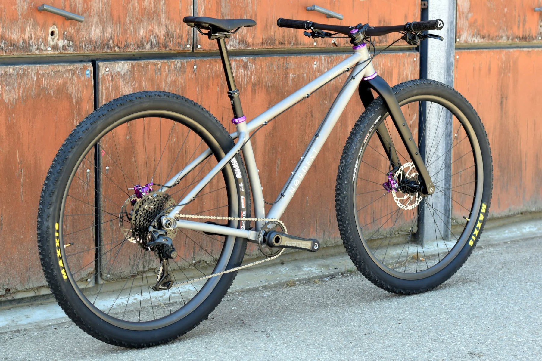 Nordest Gimonde Ti 32" specialfremstillet til overkommelig brugerdefineret titanium downcountry MTB hardtail, bagtil vinklet