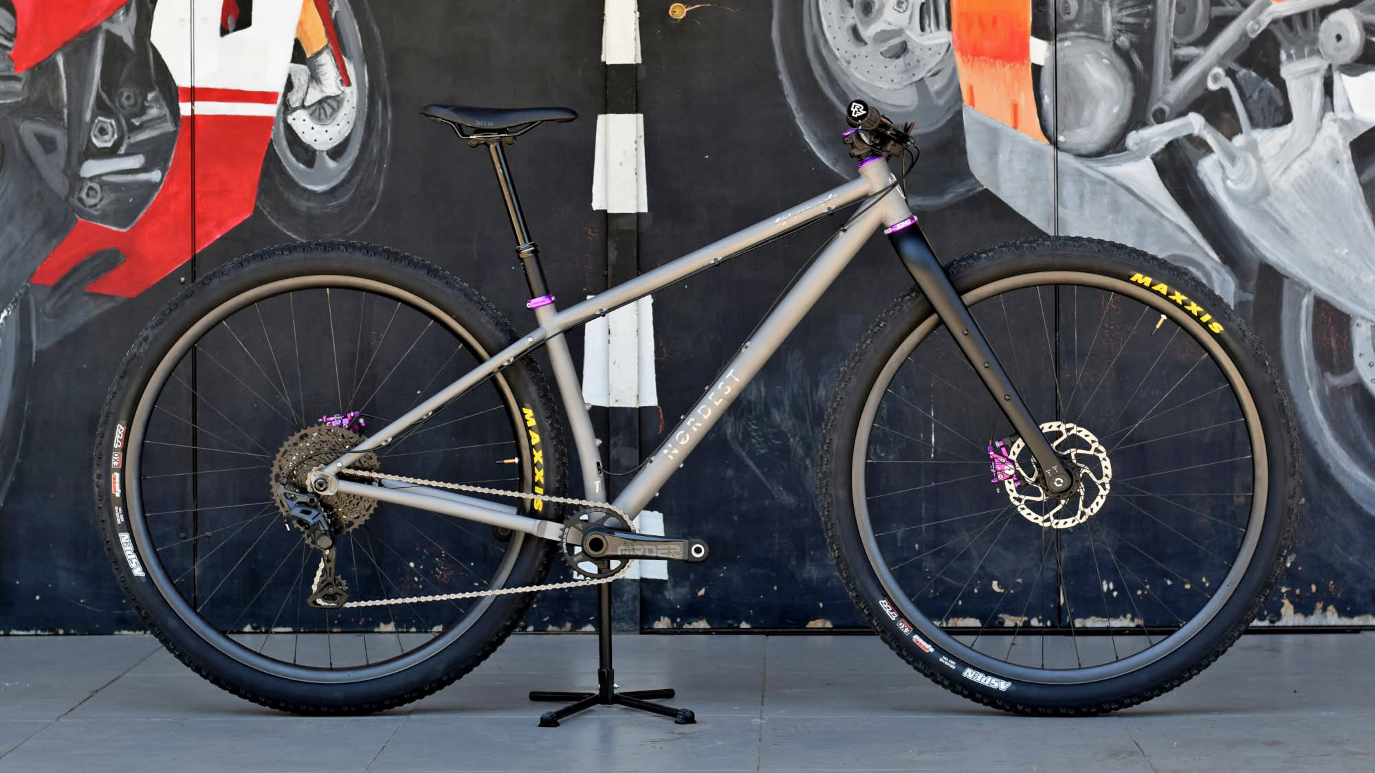 Nordest Gimonde Ti 32" specialfremstillet til overkommelig brugerdefineret titanium downcountry MTB hardtail, flad stang stiv bikepacking fra siden