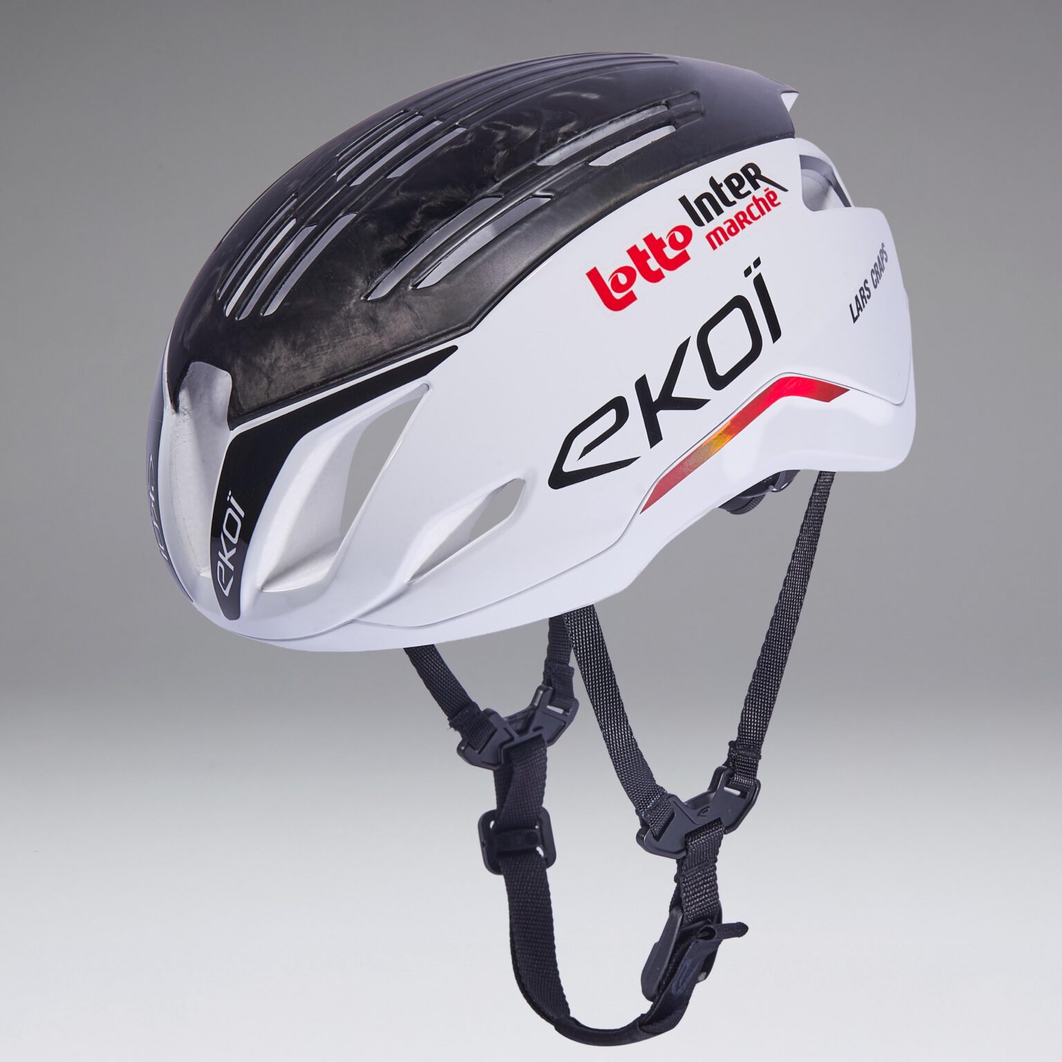 studio image of the R2 Carbon with the Lotto Inter-Marche team logo on it.