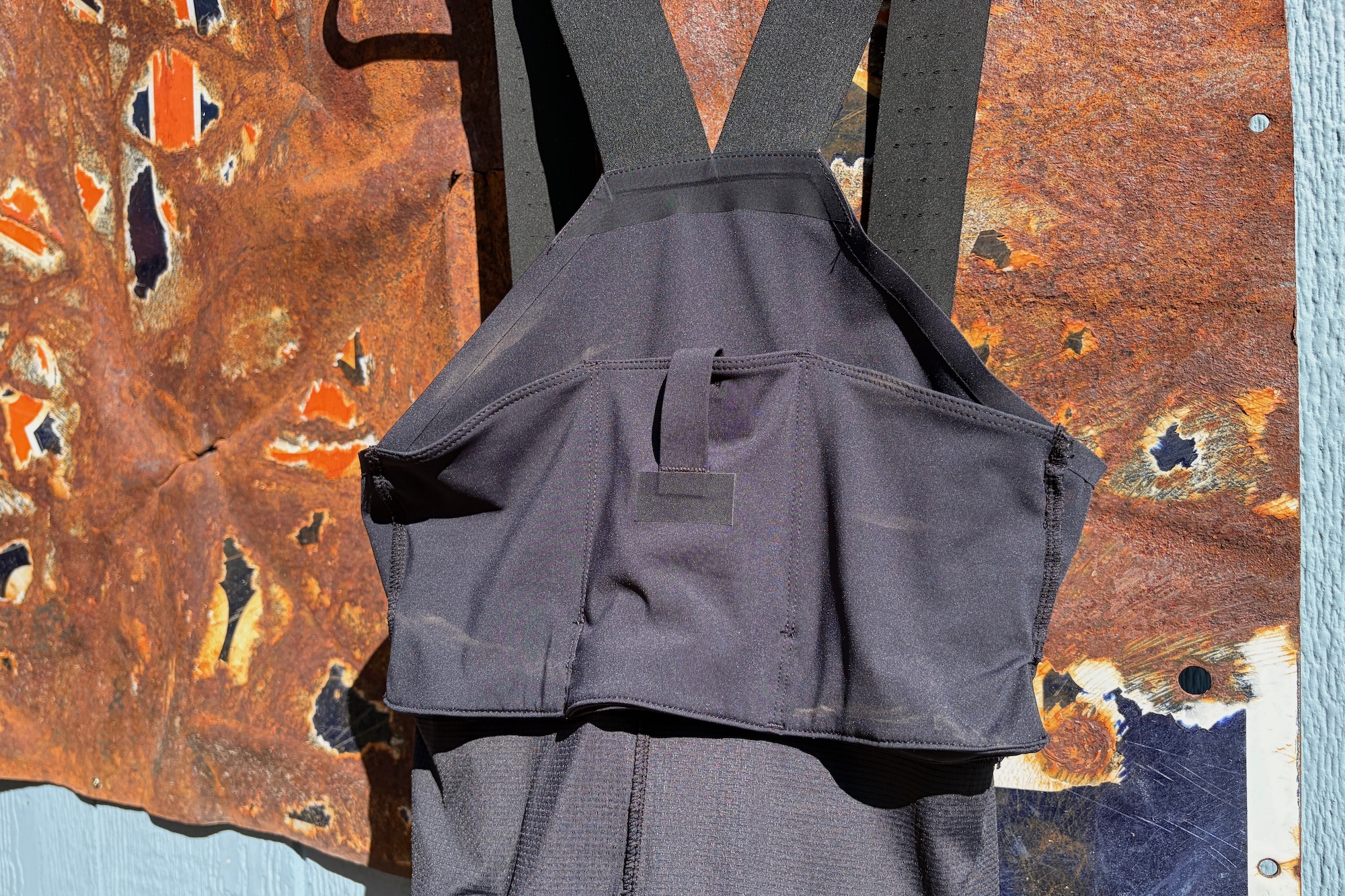 detalje af Fox tecbase bib liners, der viser baglommens layout