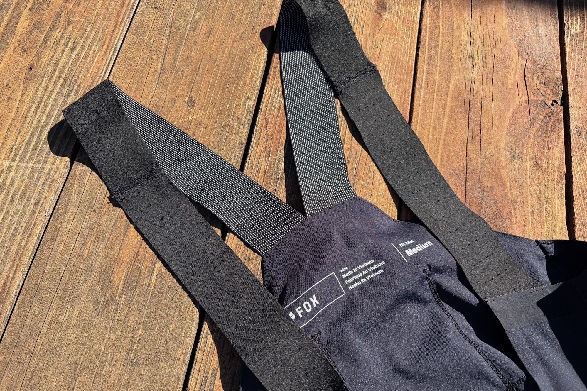 detalje af stropperne på Fox Tecbase Bib liners, der viser de to forskellige materialer