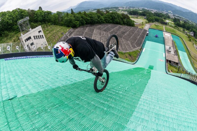 Video: Tomomi Nishikubo Sets Two New Guinness World Records for Fakie Nose Manuals