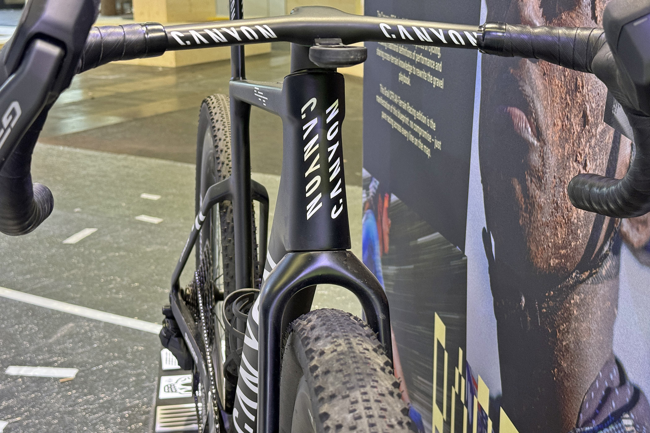 2026 Canyon Grail CFR aero gravel racercykel: frontrørsvisning