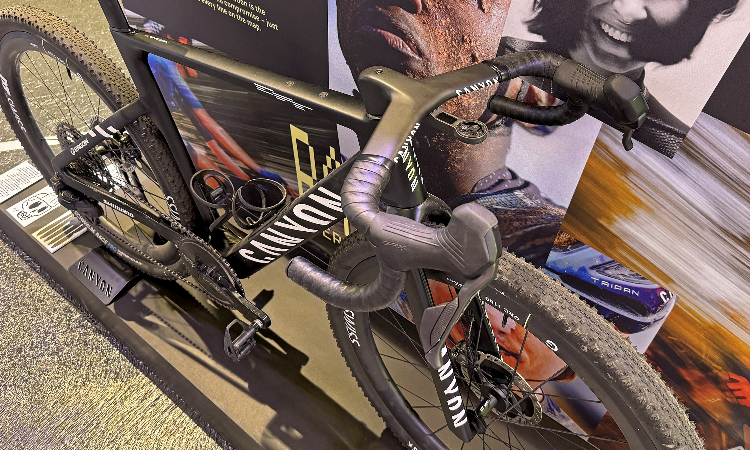 uudgivet 2026 Canyon Grail CFR aero gravel racercykel med MTB dækafstand: top cockpit udsigt