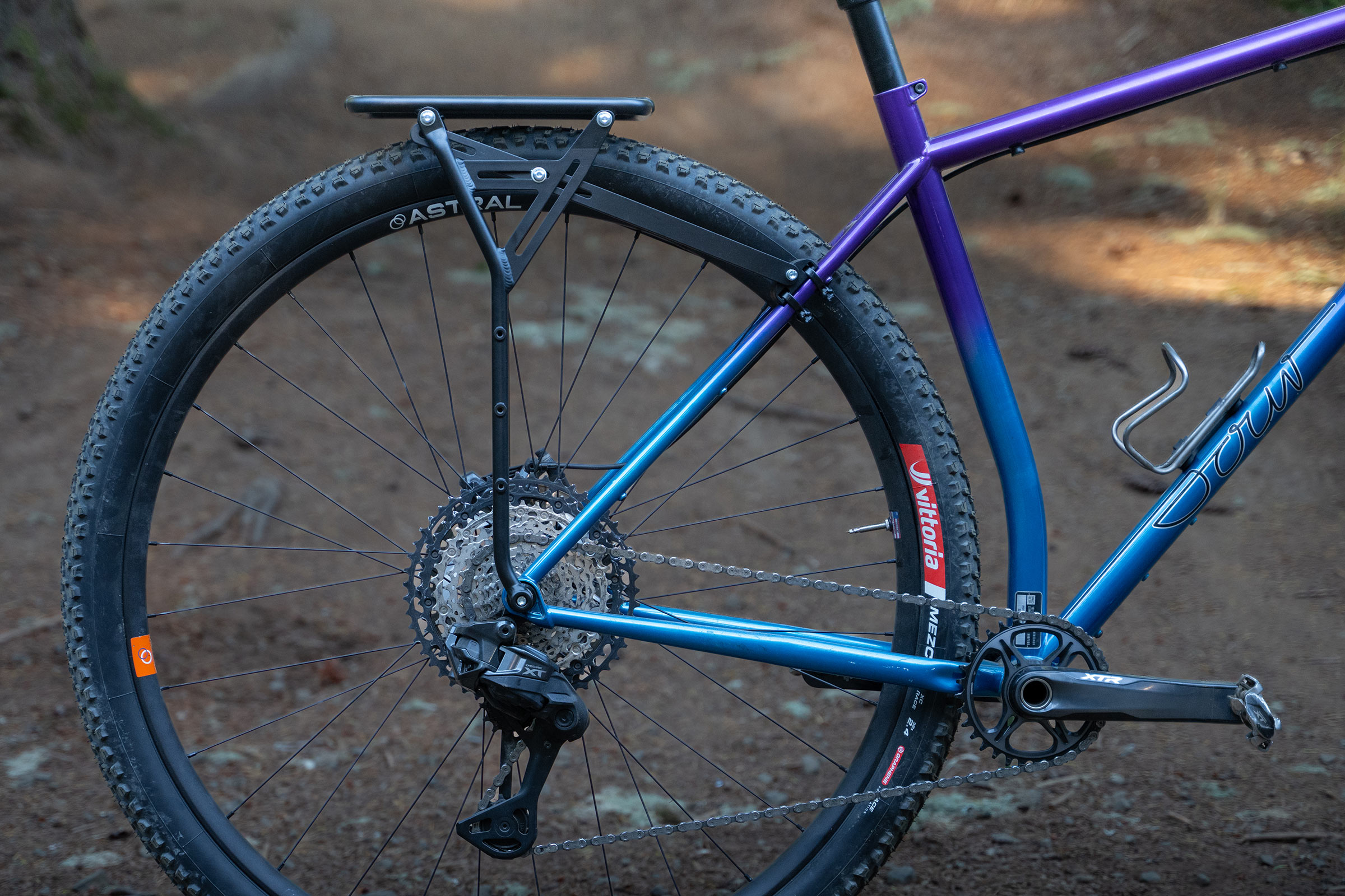 32"-ready Old Man Mountain Elkhorn 32 bikepacking rack on Sour Pasta Party, up close