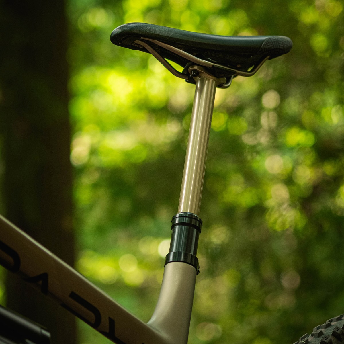 front view of the Intend Elevator dropper mounted on a mountain bike.