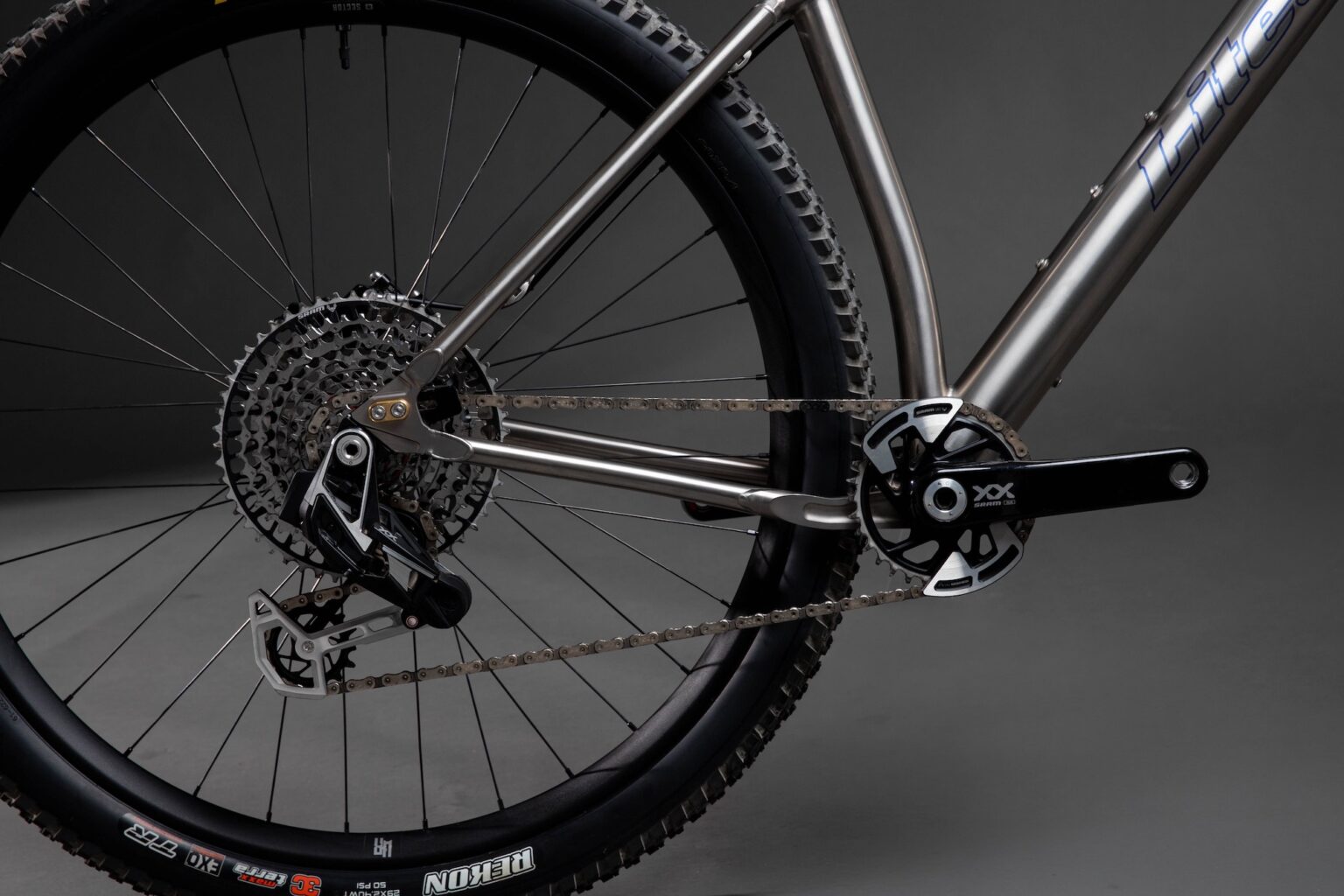 studio image of the Litespeed Pisgah with the sliding dropouts and a derailleur drivetrain