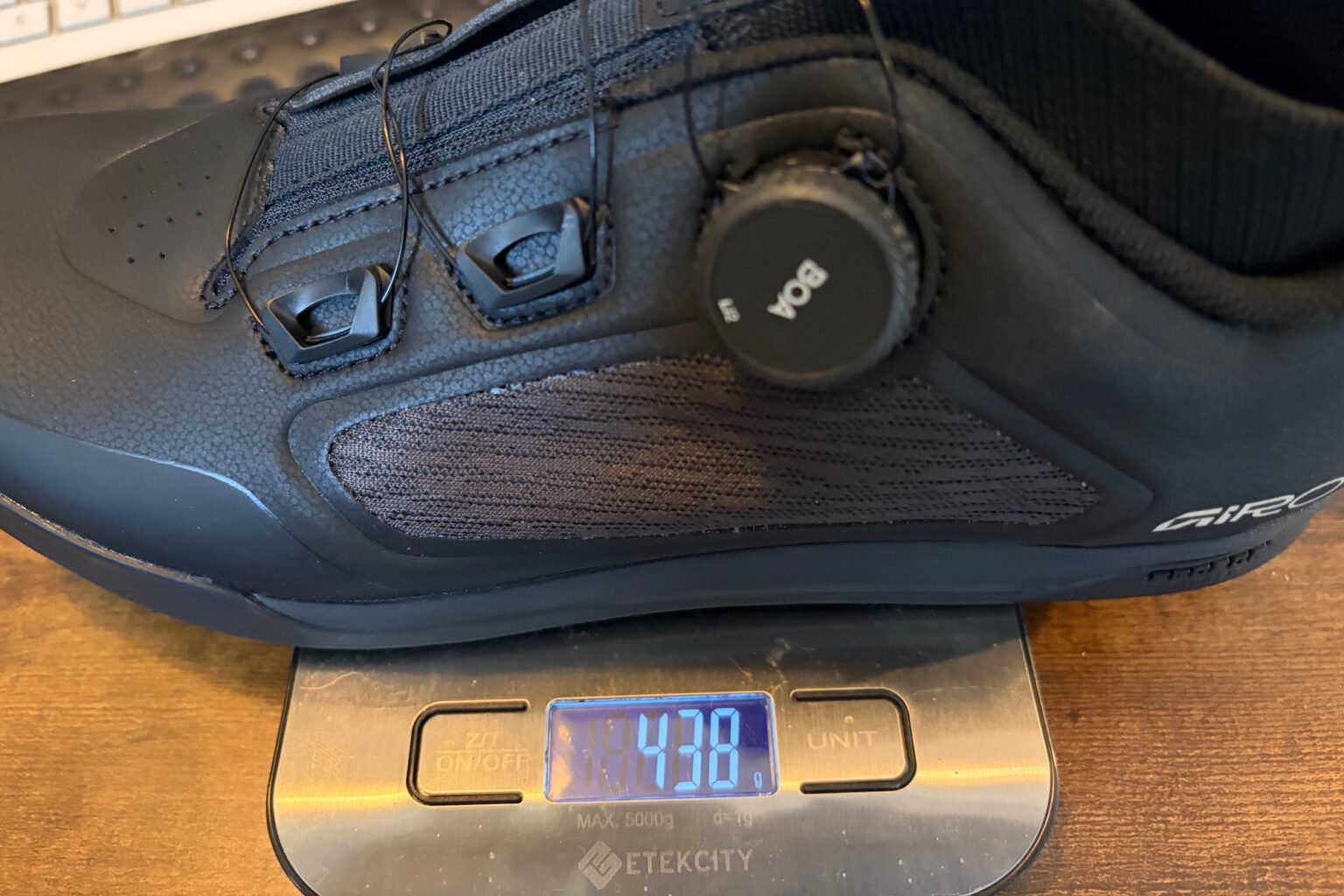 the left foot size 43.5 Chamber Trail shoe on the scale with a weight of 438 grams